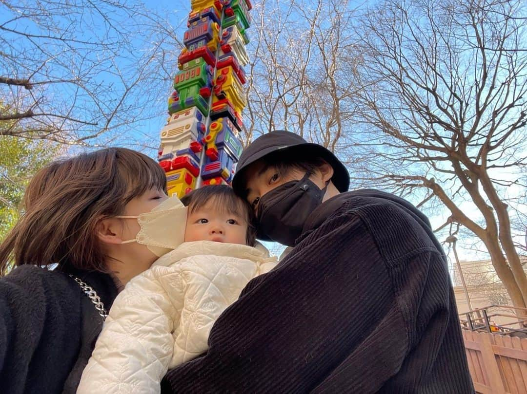 桃さんのインスタグラム写真 - (桃Instagram)「ギロッポンの公園デビューしました👶🏻滑り台がたくさんあるさくら坂公園！！ヒルズの裏にこんないい公園があったなんて😳まだたろは歩けないから、一緒にだっこで滑り台で滑ったり、遊具のったりしたけど…ほぼ無反応。笑（場所見知りなのか？） もうちょっとおっきくなったらまた来ようね🥺❤️  #詳しくはしょうくんブログで @shoukunstagram #ストーリーから飛んでね #動画載ってます #たろ #生後9ヶ月 #妊娠27週 #もうすぐ妊娠8ヶ月 #久しぶりの滑り台ドキドキした #しょうくんの服装は全身1stBuddy @1st_buddy #動きやすくて程よくおしゃれでパパにおすすめ👨🏻」2月24日 21時30分 - momo.official