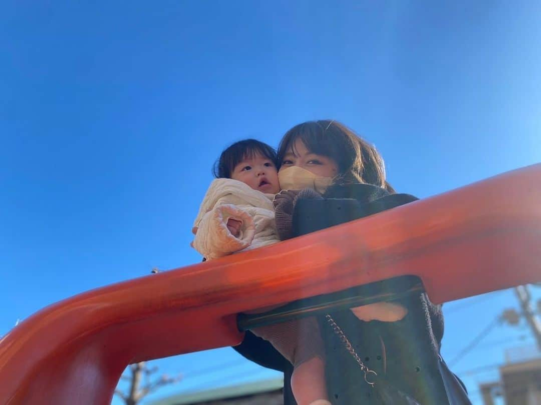 桃さんのインスタグラム写真 - (桃Instagram)「ギロッポンの公園デビューしました👶🏻滑り台がたくさんあるさくら坂公園！！ヒルズの裏にこんないい公園があったなんて😳まだたろは歩けないから、一緒にだっこで滑り台で滑ったり、遊具のったりしたけど…ほぼ無反応。笑（場所見知りなのか？） もうちょっとおっきくなったらまた来ようね🥺❤️  #詳しくはしょうくんブログで @shoukunstagram #ストーリーから飛んでね #動画載ってます #たろ #生後9ヶ月 #妊娠27週 #もうすぐ妊娠8ヶ月 #久しぶりの滑り台ドキドキした #しょうくんの服装は全身1stBuddy @1st_buddy #動きやすくて程よくおしゃれでパパにおすすめ👨🏻」2月24日 21時30分 - momo.official