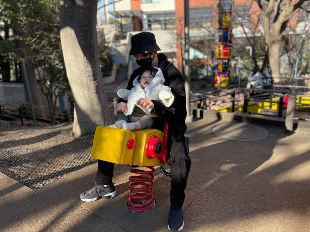 桃さんのインスタグラム写真 - (桃Instagram)「ギロッポンの公園デビューしました👶🏻滑り台がたくさんあるさくら坂公園！！ヒルズの裏にこんないい公園があったなんて😳まだたろは歩けないから、一緒にだっこで滑り台で滑ったり、遊具のったりしたけど…ほぼ無反応。笑（場所見知りなのか？） もうちょっとおっきくなったらまた来ようね🥺❤️  #詳しくはしょうくんブログで @shoukunstagram #ストーリーから飛んでね #動画載ってます #たろ #生後9ヶ月 #妊娠27週 #もうすぐ妊娠8ヶ月 #久しぶりの滑り台ドキドキした #しょうくんの服装は全身1stBuddy @1st_buddy #動きやすくて程よくおしゃれでパパにおすすめ👨🏻」2月24日 21時30分 - momo.official