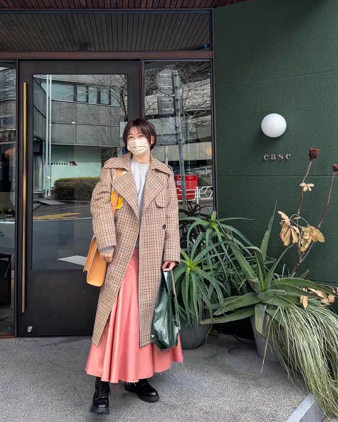 坪井安奈さんのインスタグラム写真 - (坪井安奈Instagram)「いつかのコーデ☺︎︎  まだまだ寒い日もあるけど、どうしてもトレンチコートを着て春を感じたくて…☘︎︎  着てるのはMSGMのトレンチ。チェックがメインだけど、後ろには黄色い花柄があしらわれてるの🌼(2枚目) 遊び心あるデザインが好き♡︎  ショートヘアの時のファッションは、ガーリーさをどのくらい入れるかがポイントだよね。ガーリーになりすぎないように、そしてカッチリしすぎないように、中はトレーナーでカジュアルさをプラス。  ちなみにピンクのスカートもMSGMのだよ🌸  #msgm  #良いものを長く #トレンチコート #トレンチコートコーデ #春コーディネート #ショートヘア女子 #アラサーコーディネート #チェックコート #チェックコーデ #ショートヘア女子 #ショートヘアコーデ #大人カジュアルコーデ #春服コーディネート #バーバリー #バーバリーバッグ #burberry #burberrybag」2月24日 23時50分 - tsuboianna