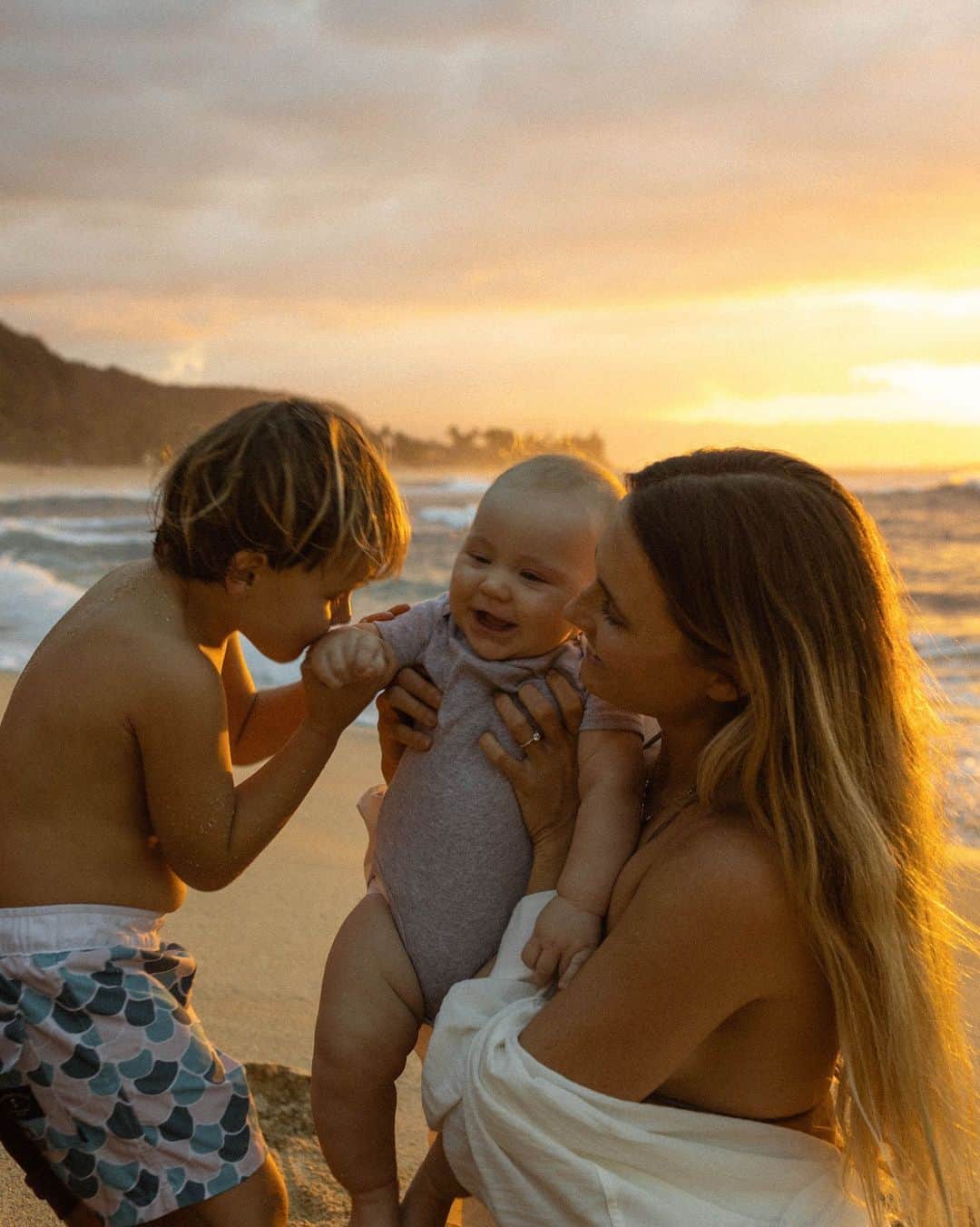 アラナ・ブランチャードさんのインスタグラム写真 - (アラナ・ブランチャードInstagram)「Banks is the best big brother it make my heart melt watching them together. At first Banks didn’t want to much to do with Koda but now all he wants to do is cuddle him (sometimes to hard🤪) Banks already calls Koda his best friend and he tells us he can’t wait for Koda to get bigger so he can teach him how to do things😭 pic: @estherscanon」2月25日 4時25分 - alanarblanchard
