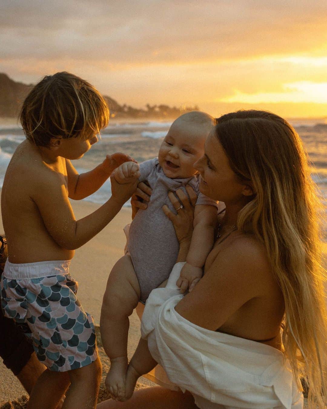 アラナ・ブランチャードさんのインスタグラム写真 - (アラナ・ブランチャードInstagram)「Banks is the best big brother it make my heart melt watching them together. At first Banks didn’t want to much to do with Koda but now all he wants to do is cuddle him (sometimes to hard🤪) Banks already calls Koda his best friend and he tells us he can’t wait for Koda to get bigger so he can teach him how to do things😭 pic: @estherscanon」2月25日 4時25分 - alanarblanchard