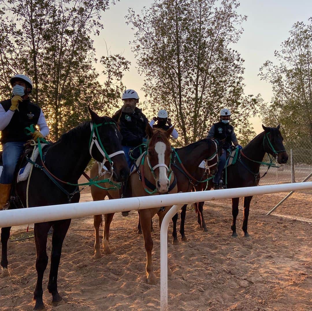 藤田菜七子さんのインスタグラム写真 - (藤田菜七子Instagram)「. 今週末はサウジカップデーがありますね🇸🇦  昨年の今頃は、インターナショナルジョッキーズチャレンジに招待していただき、サウジアラビアで競馬に乗りました。 少しだけ思い出の写真を📸  キングアブドゥルアジーズ競馬場のダートは日本のダートとは少し違いました。(3枚目)  調教に向かうときには誘導馬が居ます🐴(4枚目)  レースでは勝つことが出来ずとても悔しかったです😢写真は平松さとしさんからいただいたものです。(5枚目)  飛行機の乗り換えの間が8時間あったので、空港で同期の瑠星と桃鉄をしました🍑コンピューターを同期の名前にしましたが、私が勝ちました！笑(6枚目)  色々な経験をすることが出来て、とても良い遠征でした。 今週末のサウジカップデーの日本人馬の活躍を願っています🙏  #藤田菜七子 #nanakofujita」2月25日 8時49分 - nanako.fujita_official