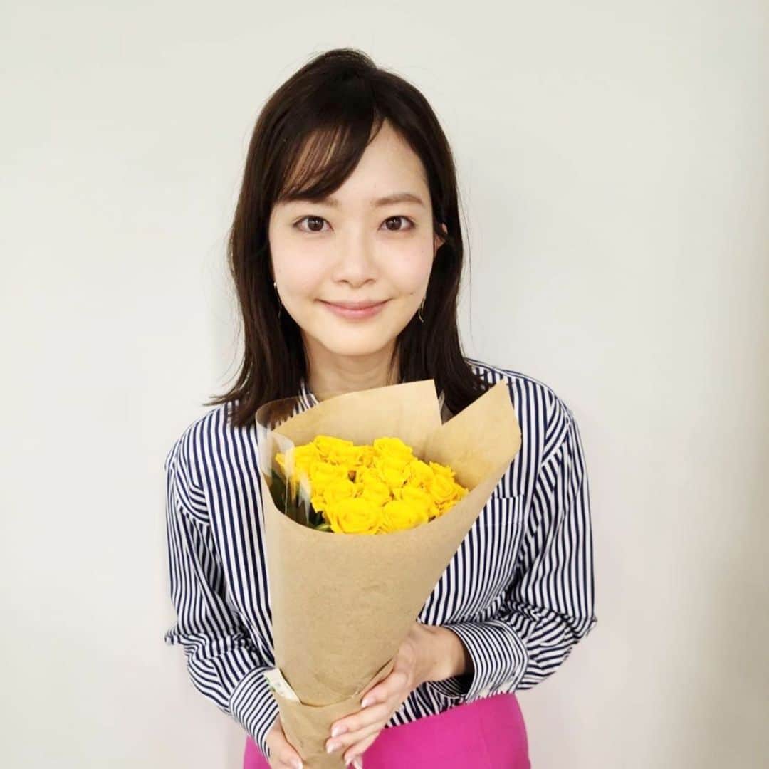 下村彩里さんのインスタグラム写真 - (下村彩里Instagram)「スタイリストさん　から😊✨ 花束を頂きました🥺💐  部屋が一気に華やぎました😌🏠  この３日間 スポーツを担当して、  選手のお話や、 活躍から 学ぶことが沢山あり、  共感したり、考えさせられたり、 心躍る毎日でした☺️  今日からまた現場に戻ります！！！  #機会に #感謝 #来週から #安藤萌々 アナ #よろしくお願いします❣️  #下村彩里 #テレビ朝日#テレビ朝日#アナウンサー#花ある暮らし #Thankyou」2月25日 11時23分 - sairi.shimomura_ex