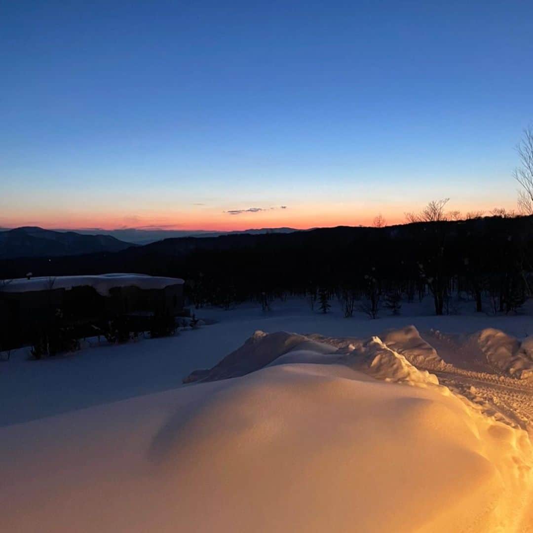 佐山彩香さんのインスタグラム写真 - (佐山彩香Instagram)「Niseko memories❄️  雲ひとつない羊蹄山🗻 ピーカンの中滑るスキーは最高に気持ちよかった！☀️  私の子供みたいなスキー。笑 手がどうしたらいいの。笑」2月25日 17時48分 - ayaka_sayama