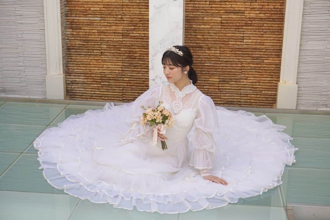 新井ひとみさんのインスタグラム写真 - (新井ひとみInstagram)「ウェディング集合写真集『WEDDING SELECTION』に出演させていただきます✨  可愛いや綺麗が詰め込まれた撮影に ずっと幸せな気持ちでした💓  本日2/25〜3/15までの予約すると 私のカバーで届いたり、特典が付いてきたりするみたいなので是非チェックしてもらえたら嬉しいです✨  #ウェディング　#ウエディングドレス #ウエディングフォト #ウエディングヘア #チャペル　#チャペルフォト #チャペル撮影」2月25日 20時07分 - hitomi_tokyogirlsstyle