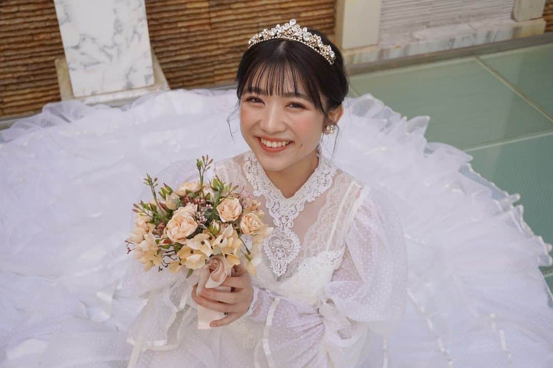 新井ひとみさんのインスタグラム写真 - (新井ひとみInstagram)「ウェディング集合写真集『WEDDING SELECTION』に出演させていただきます✨  可愛いや綺麗が詰め込まれた撮影に ずっと幸せな気持ちでした💓  本日2/25〜3/15までの予約すると 私のカバーで届いたり、特典が付いてきたりするみたいなので是非チェックしてもらえたら嬉しいです✨  #ウェディング　#ウエディングドレス #ウエディングフォト #ウエディングヘア #チャペル　#チャペルフォト #チャペル撮影」2月25日 20時07分 - hitomi_tokyogirlsstyle