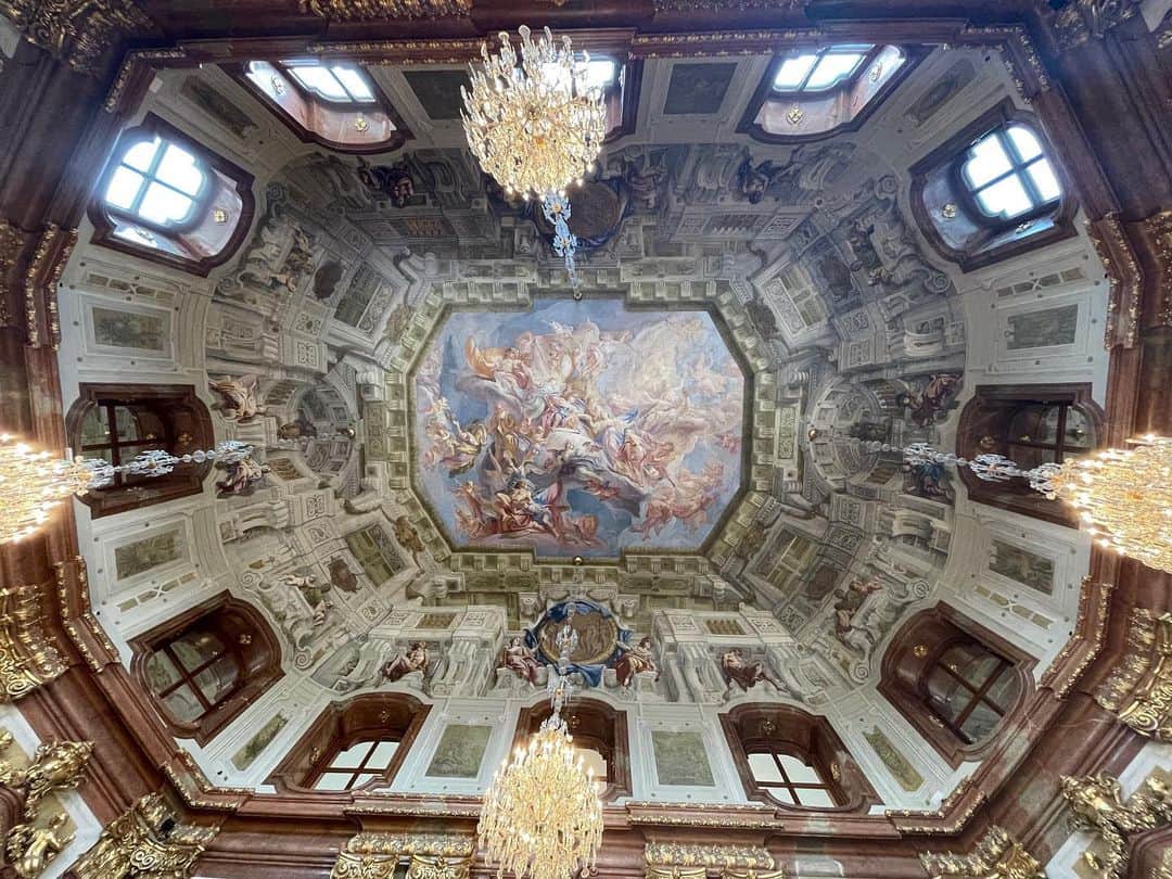 中谷美紀さんのインスタグラム写真 - (中谷美紀Instagram)「昨日は頭上を東方へ向かって西側諸国の飛行機が飛んで行きました。  このようなザワザワと落ち着かない時期には美しいもので心を満たします。  お城の中のベルヴェデーレ美術館へ朝一番で訪れると、ほぼ貸切状態でオーストリアが誇るクリムトの名画にお目にかかることができました。  日本とオーストリアの国交150周年を記念したクリムト展にて、実物をご覧になった方もいらっしゃることでしょう。  恥ずかしながらクリムトの良さを理解できたのはつい最近のことです。  写真や印刷物では、作品からほとばしる情感を読み取ることができなかったのですが、2016年の12月に初めてウィーンの地を訪れ、繊細で官能的な筆致に魂を揺さぶられました。  尾形光琳にインスパイアされたという金箔使いも、実物はギラギラと光を放つのではなく、抑制の効いた西陣織の箔使いのようで、日本人の心にも沁み入ります。  コロナ禍の数少ないアドバンテージが、手付かずの自然や絵画を独占できることなのではないでしょうか。  不安に苛まれたら、ぜひ閑散とした美術館を訪れてみてくださいね。  我很不舒服，我早上第一件事就是参观了贝维代尔博物馆，看到了克里姆特的杰作。  Es war ziemlich schön, die Künste von Gustav Klimt einsam zu genießen.  #オーストリア #ウィーン #ベルヴェデーレ #世紀末ウィーン #ウィーン分離派 #グスタフクリムト #クリムト #海外暮らし #中谷美紀 #visitaustria  #visitvienna  #belvedere  #viennasecession  #sezession  #gustavklimt  #klimt  #mikinakatani」2月25日 20時15分 - mikinakatanioffiziell