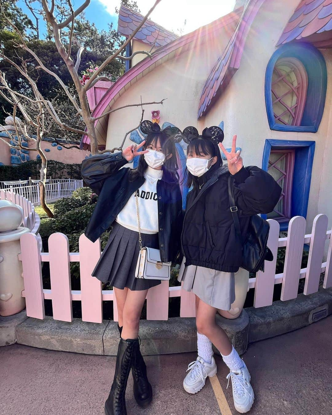 石田凛音さんのインスタグラム写真 - (石田凛音Instagram)「♡ Disney姉妹pic📸🤍 ・ この時のりおんのコーデは アウター▶️INGNI トップス▶️GYDA スカート▶️SHEIN ブーツ▶️WEGO バッグ▶️SHEIN だよー🤍 ・ ・ ・ #disney  #disneyland  #sisters  #ディズニーコーデ #モノトーンコーデ #ガーリーコーデ #おそろコーデ #夢の国 #jc2 #js6」2月26日 10時46分 - rion_224