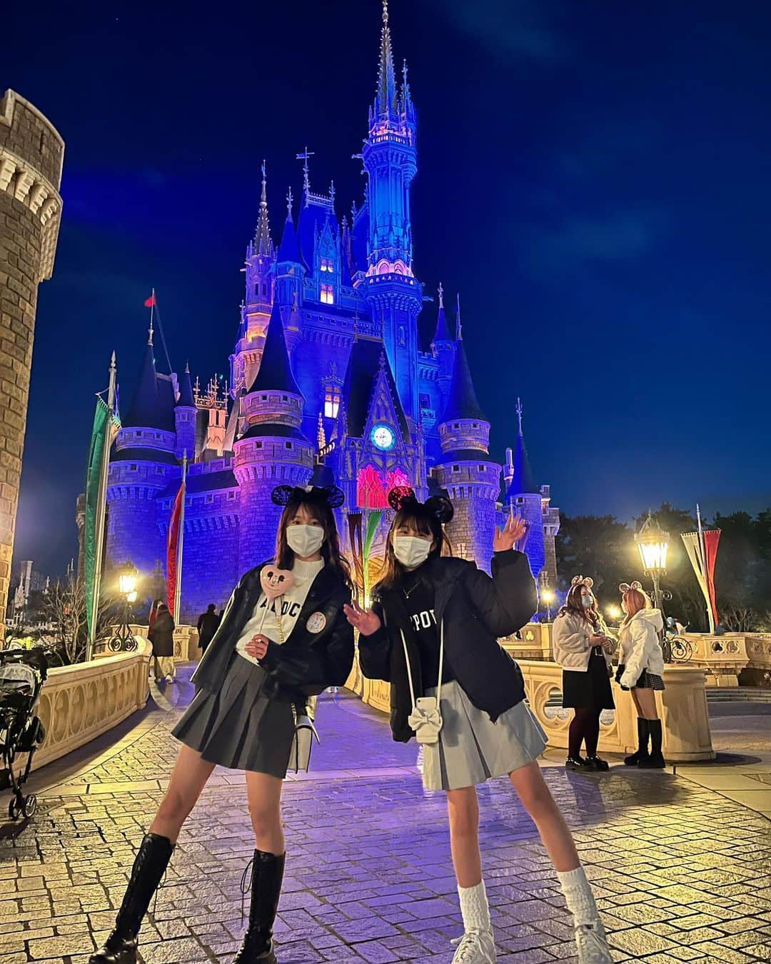 石田凛音さんのインスタグラム写真 - (石田凛音Instagram)「♡ Disney姉妹pic📸🤍 ・ この時のりおんのコーデは アウター▶️INGNI トップス▶️GYDA スカート▶️SHEIN ブーツ▶️WEGO バッグ▶️SHEIN だよー🤍 ・ ・ ・ #disney  #disneyland  #sisters  #ディズニーコーデ #モノトーンコーデ #ガーリーコーデ #おそろコーデ #夢の国 #jc2 #js6」2月26日 10時46分 - rion_224