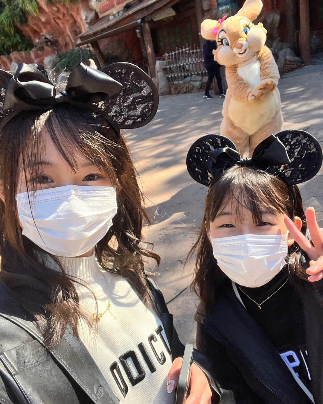 石田凛音さんのインスタグラム写真 - (石田凛音Instagram)「♡ Disney姉妹pic📸🤍 ・ この時のりおんのコーデは アウター▶️INGNI トップス▶️GYDA スカート▶️SHEIN ブーツ▶️WEGO バッグ▶️SHEIN だよー🤍 ・ ・ ・ #disney  #disneyland  #sisters  #ディズニーコーデ #モノトーンコーデ #ガーリーコーデ #おそろコーデ #夢の国 #jc2 #js6」2月26日 10時46分 - rion_224