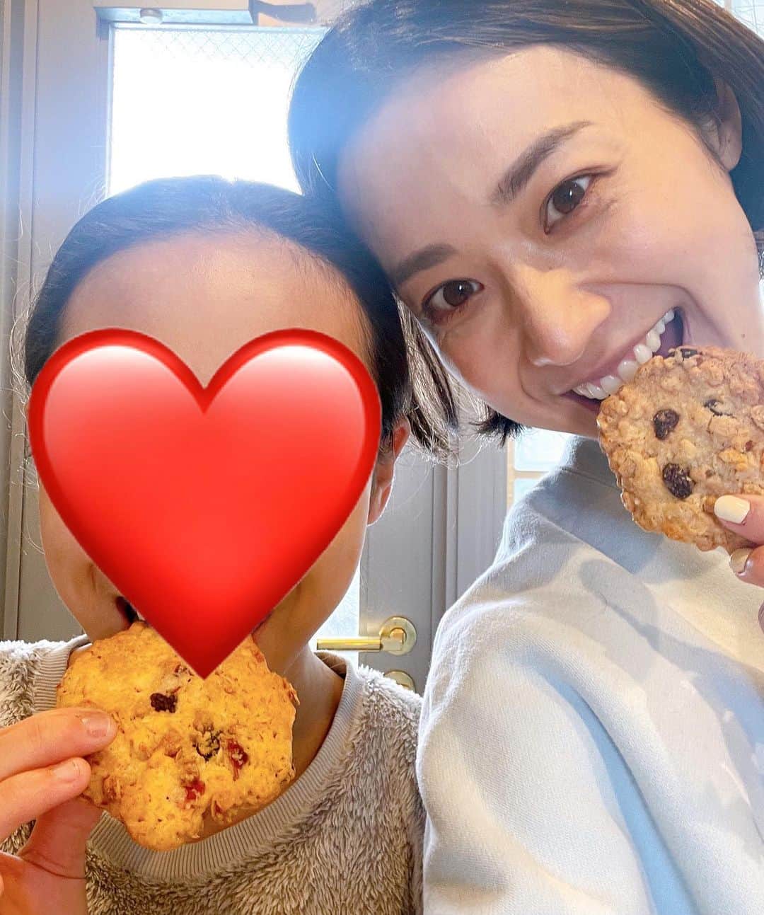 牧野紗弥さんのインスタグラム写真 - (牧野紗弥Instagram)「わーい♡ @ariko418 さんの手作りグラノーラクッキー🍪〝子供たちに💕〟とお土産まで頂きました🥺 お菓子作りにハマっていて、今日もタルトを作っていた娘👧🏻 次はariko さんのレシピで作ってみようねとサクサククッキーを食べながら「arikoの食卓〜小腹がすいたら〜」をポチりました🙋🏻‍♀️ サッカーに行ってる弟たちの分がなくなっちゃったのは内緒にします🤭」2月26日 12時39分 - makinosaya