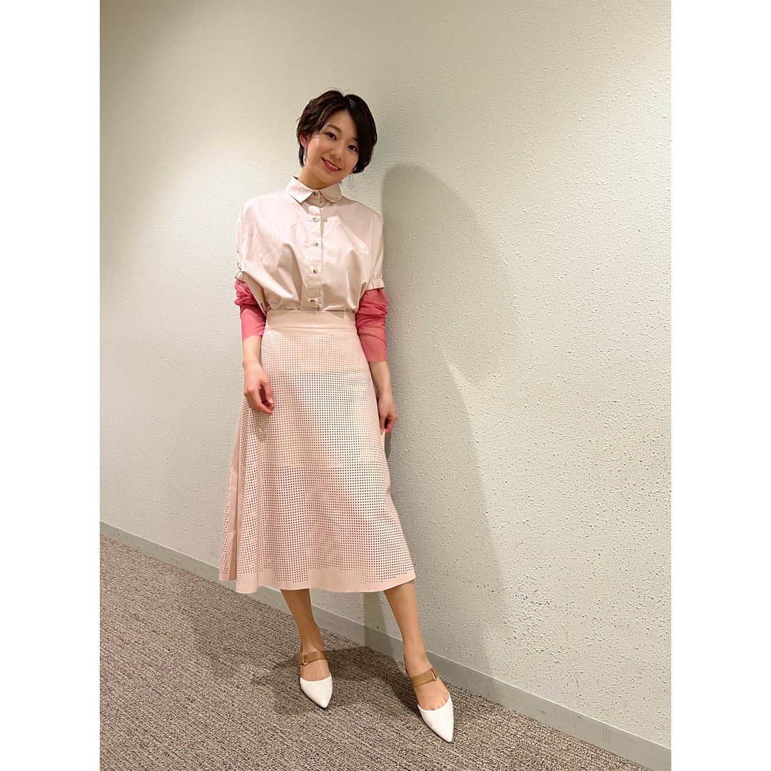 佐藤美希さんのインスタグラム写真 - (佐藤美希Instagram)「昨日放送されましたテレビ東京「よじごじDays」 ご覧いただいた方ありがとうございます！ ⁡ サイクリング旅第4弾は南房総編！ ⁡ 今回もハプニングあり。 毎回何が起こるか分からないですね🤣 ⁡ 一足先に春を感じて、絶景も見られました💐 初めて日没までにゴールはできたけれど、、、後日晴れた日の茜空は絶景でしたね あの大雨から晴天への変わり様は、驚いた！ ⁡ そして、今回も食べまくり！！！ 海の幸づくし🐠🐚🦐 食いしん坊→雨女。 よじごじDaysのロケでは自分でも気付かなかった新しい私が見られます笑 ⁡ ⁡ 衣装 ブラウス→ @chiccalualdiofficial  スカート→ @chiccalualdiofficial  ピアス→ @siri_siri_official  靴→ @randa_pic  ⁡ #よじごじDays #サイクリング旅 #南房総 #絶景 #このパフェ朝ご飯にぺろり #4枚目のこの子たち #幸せの黄色いてるぼう #てるぼう効果 #次回から私のバディかな #花摘み #chccalualdi #sirisiri #ガラスのピアス可愛かった💎 #randa #第5弾 #どこになるのか #完璧ゴール目指します」2月26日 13時21分 - satomiki0626