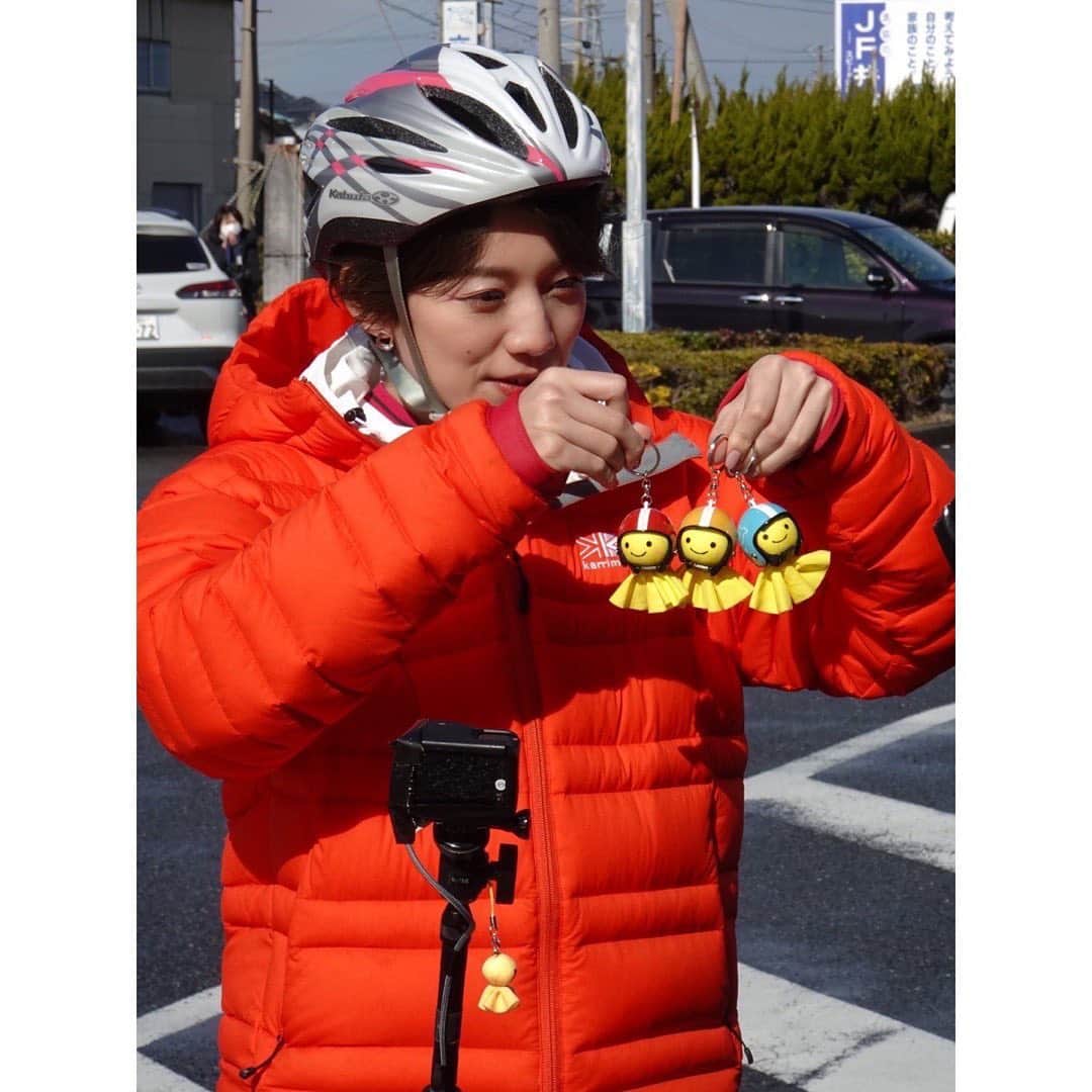 佐藤美希さんのインスタグラム写真 - (佐藤美希Instagram)「昨日放送されましたテレビ東京「よじごじDays」 ご覧いただいた方ありがとうございます！ ⁡ サイクリング旅第4弾は南房総編！ ⁡ 今回もハプニングあり。 毎回何が起こるか分からないですね🤣 ⁡ 一足先に春を感じて、絶景も見られました💐 初めて日没までにゴールはできたけれど、、、後日晴れた日の茜空は絶景でしたね あの大雨から晴天への変わり様は、驚いた！ ⁡ そして、今回も食べまくり！！！ 海の幸づくし🐠🐚🦐 食いしん坊→雨女。 よじごじDaysのロケでは自分でも気付かなかった新しい私が見られます笑 ⁡ ⁡ 衣装 ブラウス→ @chiccalualdiofficial  スカート→ @chiccalualdiofficial  ピアス→ @siri_siri_official  靴→ @randa_pic  ⁡ #よじごじDays #サイクリング旅 #南房総 #絶景 #このパフェ朝ご飯にぺろり #4枚目のこの子たち #幸せの黄色いてるぼう #てるぼう効果 #次回から私のバディかな #花摘み #chccalualdi #sirisiri #ガラスのピアス可愛かった💎 #randa #第5弾 #どこになるのか #完璧ゴール目指します」2月26日 13時21分 - satomiki0626