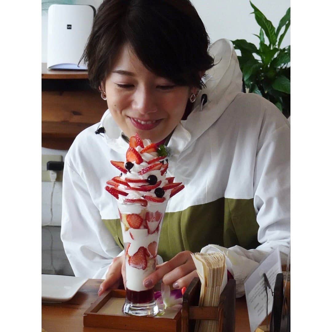 佐藤美希さんのインスタグラム写真 - (佐藤美希Instagram)「昨日放送されましたテレビ東京「よじごじDays」 ご覧いただいた方ありがとうございます！ ⁡ サイクリング旅第4弾は南房総編！ ⁡ 今回もハプニングあり。 毎回何が起こるか分からないですね🤣 ⁡ 一足先に春を感じて、絶景も見られました💐 初めて日没までにゴールはできたけれど、、、後日晴れた日の茜空は絶景でしたね あの大雨から晴天への変わり様は、驚いた！ ⁡ そして、今回も食べまくり！！！ 海の幸づくし🐠🐚🦐 食いしん坊→雨女。 よじごじDaysのロケでは自分でも気付かなかった新しい私が見られます笑 ⁡ ⁡ 衣装 ブラウス→ @chiccalualdiofficial  スカート→ @chiccalualdiofficial  ピアス→ @siri_siri_official  靴→ @randa_pic  ⁡ #よじごじDays #サイクリング旅 #南房総 #絶景 #このパフェ朝ご飯にぺろり #4枚目のこの子たち #幸せの黄色いてるぼう #てるぼう効果 #次回から私のバディかな #花摘み #chccalualdi #sirisiri #ガラスのピアス可愛かった💎 #randa #第5弾 #どこになるのか #完璧ゴール目指します」2月26日 13時21分 - satomiki0626