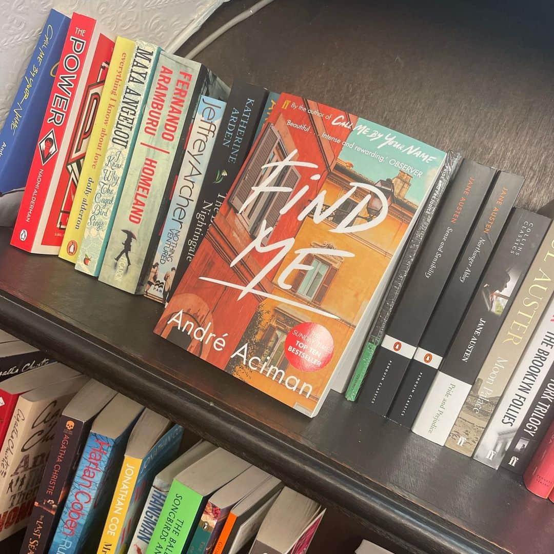 富田真紀子さんのインスタグラム写真 - (富田真紀子Instagram)「ビアリッツというバスク地方に車で1時間ちょっと走らせて行って、お気に入りの本屋で見つけた本のタイトルがfind me。  なんだか一目惚れして、英語の本買っちゃった。  読みきるまでにどのくらいかかるかな。😅 #findme  #ポー日記」2月27日 6時26分 - makikotommy