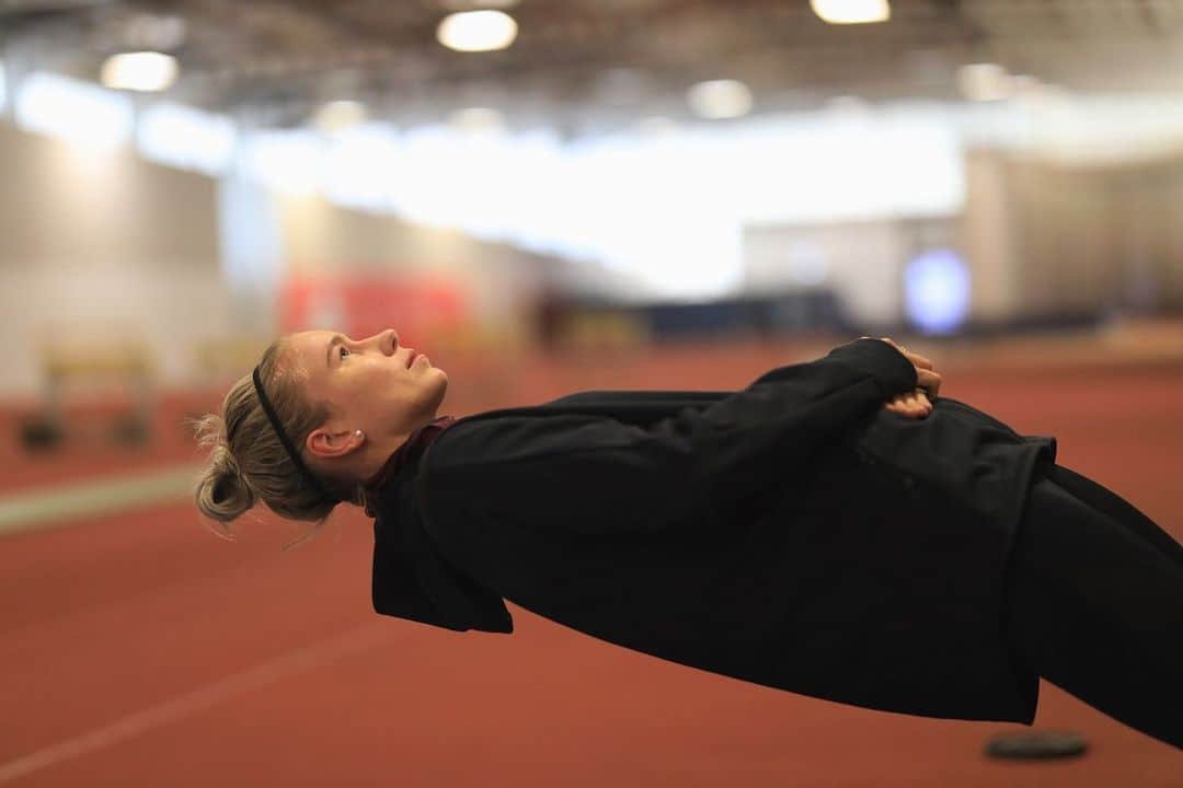 エレナー・パターソンさんのインスタグラム写真 - (エレナー・パターソンInstagram)「Work & levitation & tings🏋🏼‍♀️😋」2月27日 7時50分 - eleanorpatterson