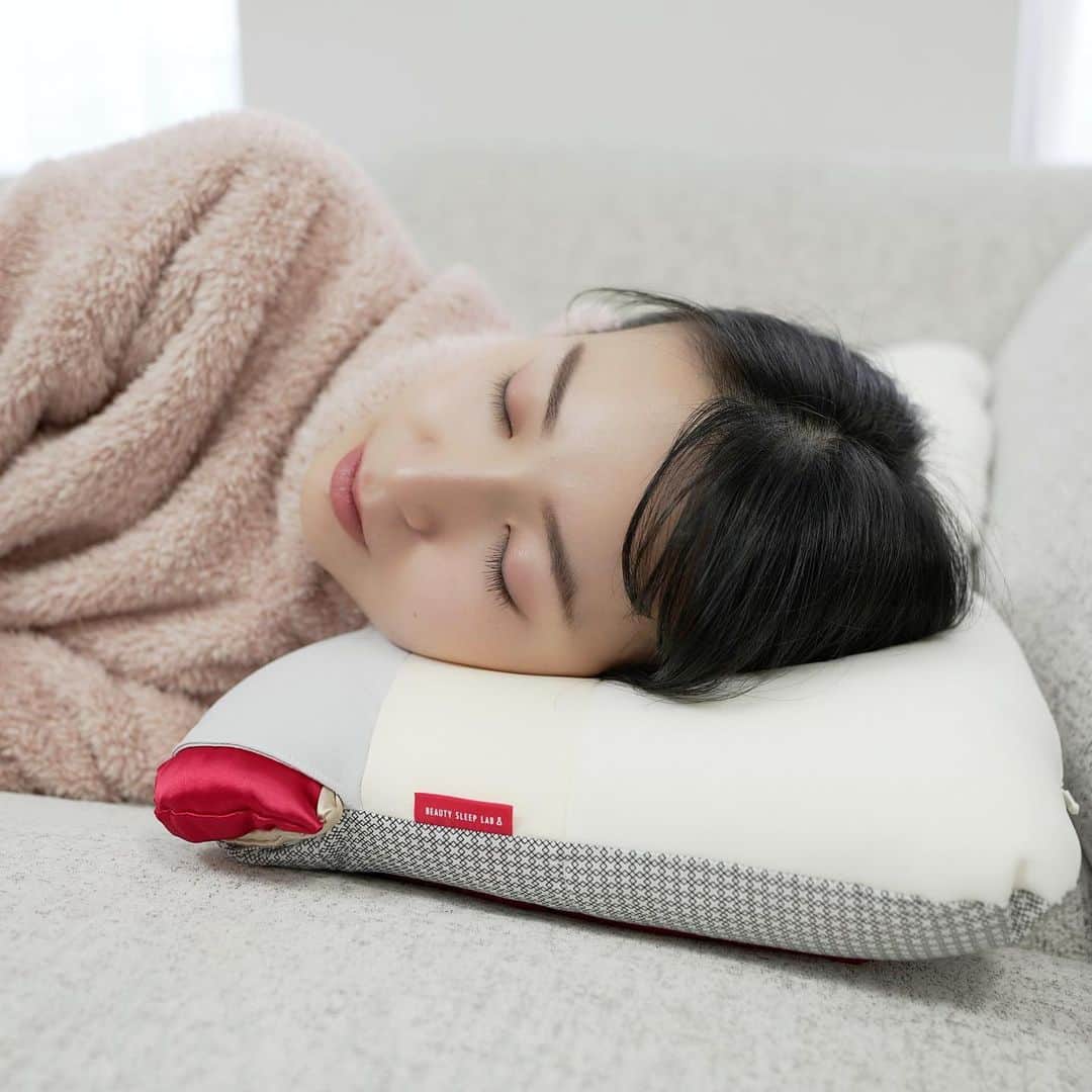 岩間恵さんのインスタグラム写真 - (岩間恵Instagram)「アプリでフェイスタイプを測定し、 私に合った枕が届きました！   newmine(ニューミン)という西川の枕です〜   睡眠って本当に大事だなぁと最近つくづく思う、、 枕が合っていないと、顔のむくみが酷かったり、 首シワが気になったり...   寝ている時、何時間も頬に負担がかかっているらしいのですが、頬への圧力を低減してくれて、寝ている間にスキンケアができる枕ということで、毎日重宝しています💓   私の #onemorebeauty     #西川 #美容睡眠 #newmine #PR #onemorebeauty #睡眠時間 #ナイトルーティン　#ナイトケア #寝具 #肌にやさしい #睡眠の質 #入眠 #睡眠 #枕 @beauty_sleep_lab」2月27日 14時49分 - iwamame