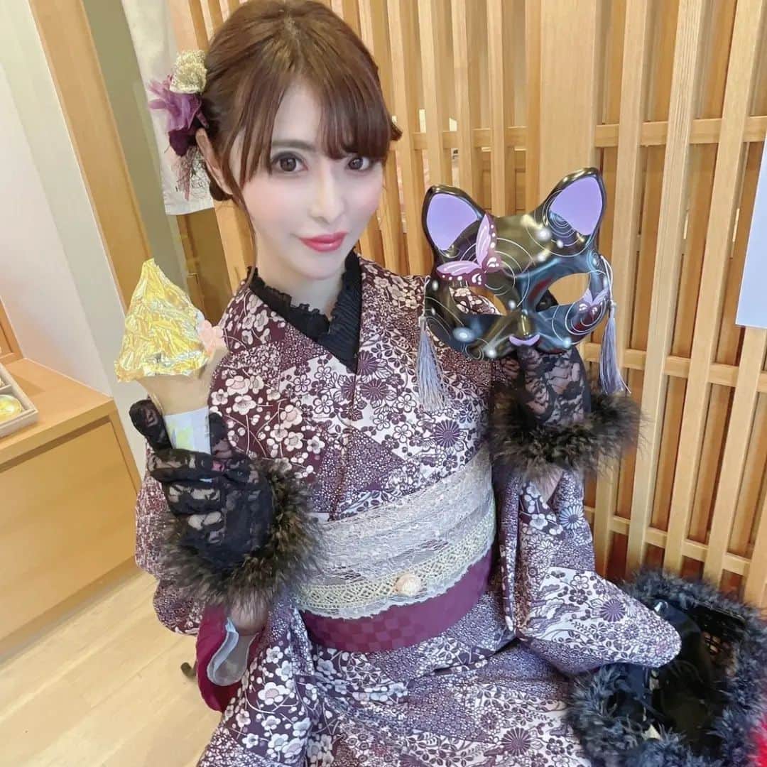 桃瀬えりなさんのインスタグラム写真 - (桃瀬えりなInstagram)「金沢観光❤⁡金箔ソフト🍦🥇 VASARAさんでお着物着せてもらいました👘パープルにしたよ💜⁡⁡黒レースの手袋すごく好み‪‪❤︎‬ ⁡猫のお面頂いたの～🐱⁡ ⁡⁡ ⁡#kimono⁡⁡⁡ ⁡#vasara ⁡#follow⁡ ⁡#followme⁡ ⁡#金沢⁡ ⁡#金沢旅行⁡ ⁡#着物⁡⁡ ⁡#vasara兼六園店 ⁡#箔一⁡ ⁡#金箔ソフト⁡⁡ ⁡#猫のお面🎭⁡ ⁡#桃瀬えりな」2月27日 15時25分 - eri_rin1221