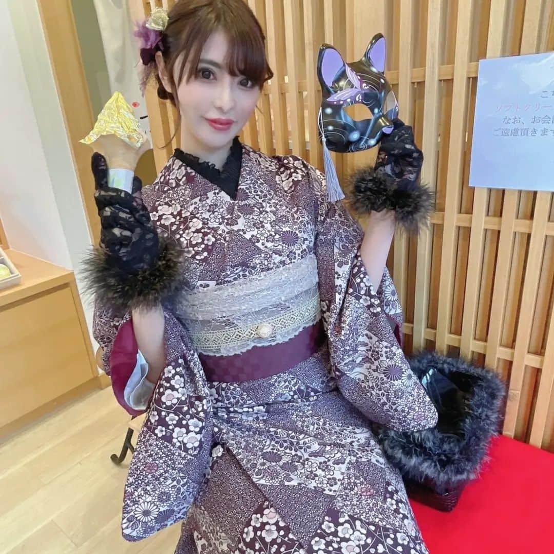 桃瀬えりなさんのインスタグラム写真 - (桃瀬えりなInstagram)「金沢観光❤⁡金箔ソフト🍦🥇 VASARAさんでお着物着せてもらいました👘パープルにしたよ💜⁡⁡黒レースの手袋すごく好み‪‪❤︎‬ ⁡猫のお面頂いたの～🐱⁡ ⁡⁡ ⁡#kimono⁡⁡⁡ ⁡#vasara ⁡#follow⁡ ⁡#followme⁡ ⁡#金沢⁡ ⁡#金沢旅行⁡ ⁡#着物⁡⁡ ⁡#vasara兼六園店 ⁡#箔一⁡ ⁡#金箔ソフト⁡⁡ ⁡#猫のお面🎭⁡ ⁡#桃瀬えりな」2月27日 15時25分 - eri_rin1221