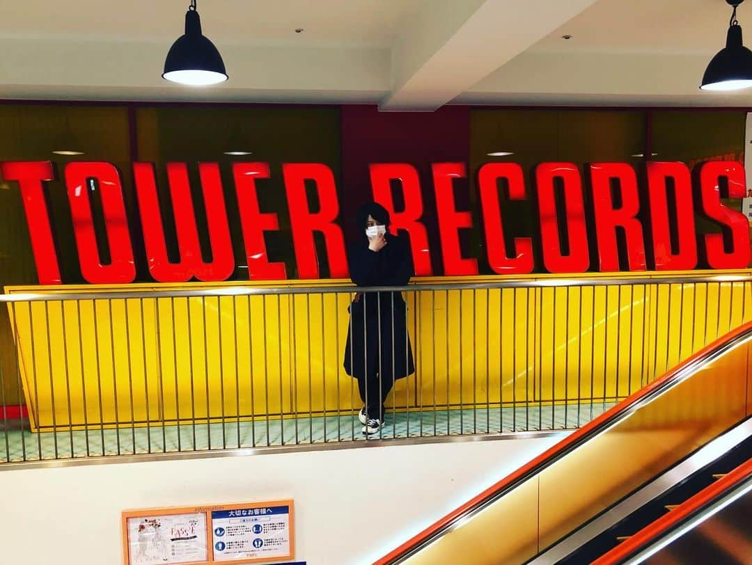 磯部寛之さんのインスタグラム写真 - (磯部寛之Instagram)「Thank you TOWER RECORDS for your endless love and support! Hiro タワーレコードの皆さん、いつも愛のある展開と応援ありがとうございます。今日は名古屋近鉄パッセ店と、リニューアルしたての名古屋パルコ店にお邪魔してきました。久しぶりにお邪魔できて嬉しかったです。コメントも残させてもらってるので通りがかりの皆さん、是非チェックしてみてください。さて、この後19時からは GORILLA RADIO! ひろ #alexandros #towerrecords #タワレコ名古屋近鉄パッセ店 #タワレコ名古屋パルコ店 #いつも #ありがとう #ございます」2月27日 18時15分 - hiro_isobe_alexandros