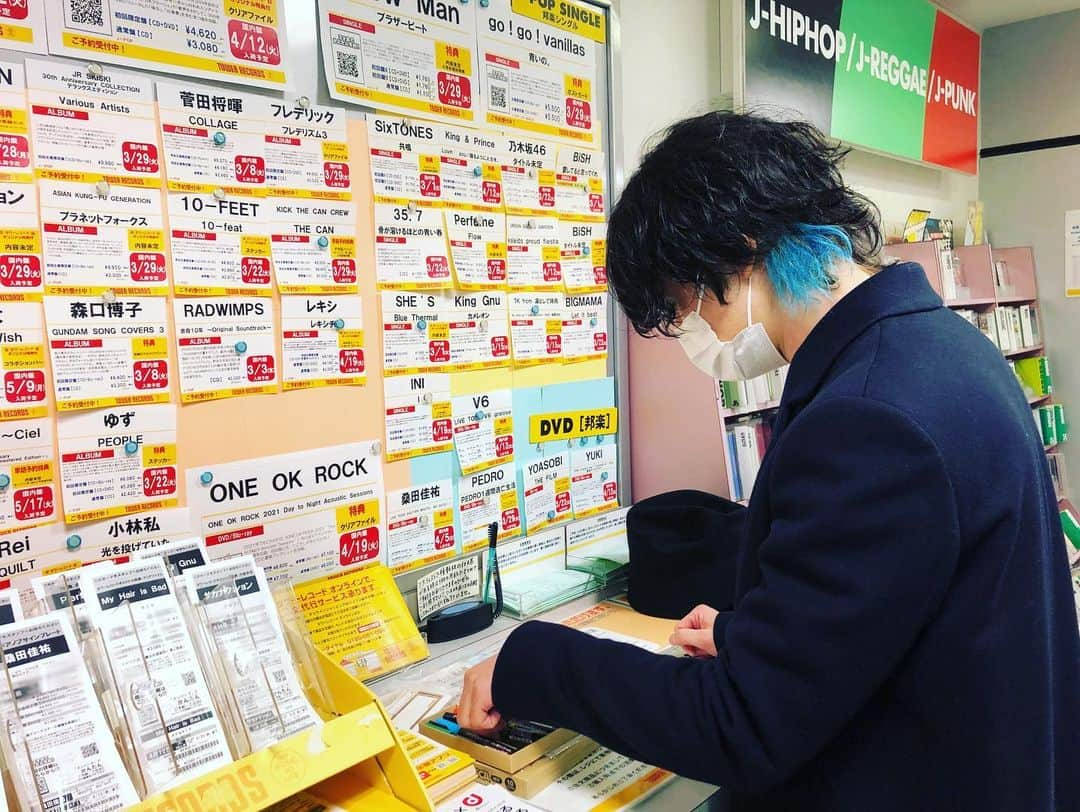 磯部寛之さんのインスタグラム写真 - (磯部寛之Instagram)「Thank you TOWER RECORDS for your endless love and support! Hiro タワーレコードの皆さん、いつも愛のある展開と応援ありがとうございます。今日は名古屋近鉄パッセ店と、リニューアルしたての名古屋パルコ店にお邪魔してきました。久しぶりにお邪魔できて嬉しかったです。コメントも残させてもらってるので通りがかりの皆さん、是非チェックしてみてください。さて、この後19時からは GORILLA RADIO! ひろ #alexandros #towerrecords #タワレコ名古屋近鉄パッセ店 #タワレコ名古屋パルコ店 #いつも #ありがとう #ございます」2月27日 18時15分 - hiro_isobe_alexandros