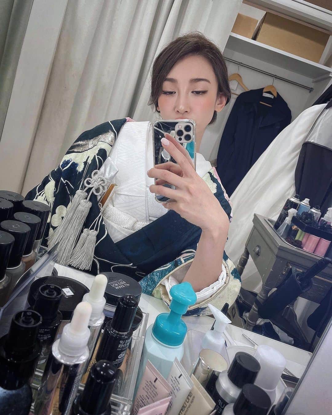 里海さんのインスタグラム写真 - (里海Instagram)「撮影で和装を👘  和装って素敵だけど すごく苦しくて　 昔からやはりチョット長く着るのは苦手です😞　　  脱いだ時 はぁーーー‼️ってなってしまいます  そしておうちに着いて、 また、はぁーーー‼️って(2枚目顔)になります😅  好きですけどねっ✨  まつ毛は自まつ毛ですか？ と言われるほど綺麗にナチュラルに @lovecurl.eyelash で つけてもらいました👍🏻  #和装」2月27日 19時31分 - satoumi0330