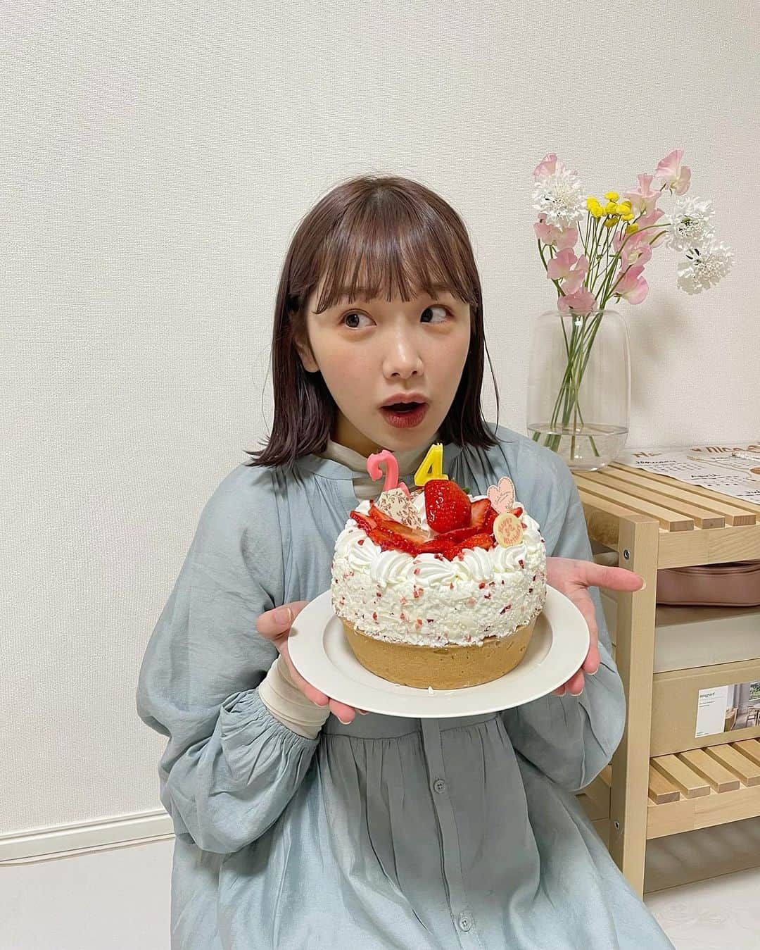 きりまるさんのインスタグラム写真 - (きりまるInstagram)「. . 昨日だーーいすきな ももちゃがすこし遅めの お誕生日のお祝いしてくれた🎂♡ （たんじょう日は１月 ）  まさかこんな可愛いケーキ用意 してくれてると思ってなくて、ゆるい お泊まり会と思って行ったけん、 本気でびっくりしたありがとう嬉しい☺️♡  ももた以上にふわふわな女の子 みたことないのに、私よりも遥かに 彼氏みたいなイケメン行為ばっかり してくるけん、きゅんきゅんする🧑🏻🌷♡  お互いマイペースすぎて 時間ぴったりに待ち合わせたことないけど ゆるすぎて、すごい楽でたのしい🙃♡  昨日寝る前ふたりで お布団の中で、にんげんの皮膚から どうやって爪が出てくるんやろって 話で盛り上がりすぎて、気になりすぎて もやもやしながら寝た。はじめての経験。 wwwww🧏🏻‍♀️🤍  プレゼントまでありがとう！ らぶ☺️♡こんなにおもてなしして貰ったけん あの人の誕生日には家でも買ってやろうかな☺️✌🏻 . .」2月27日 21時14分 - kirimaruuu