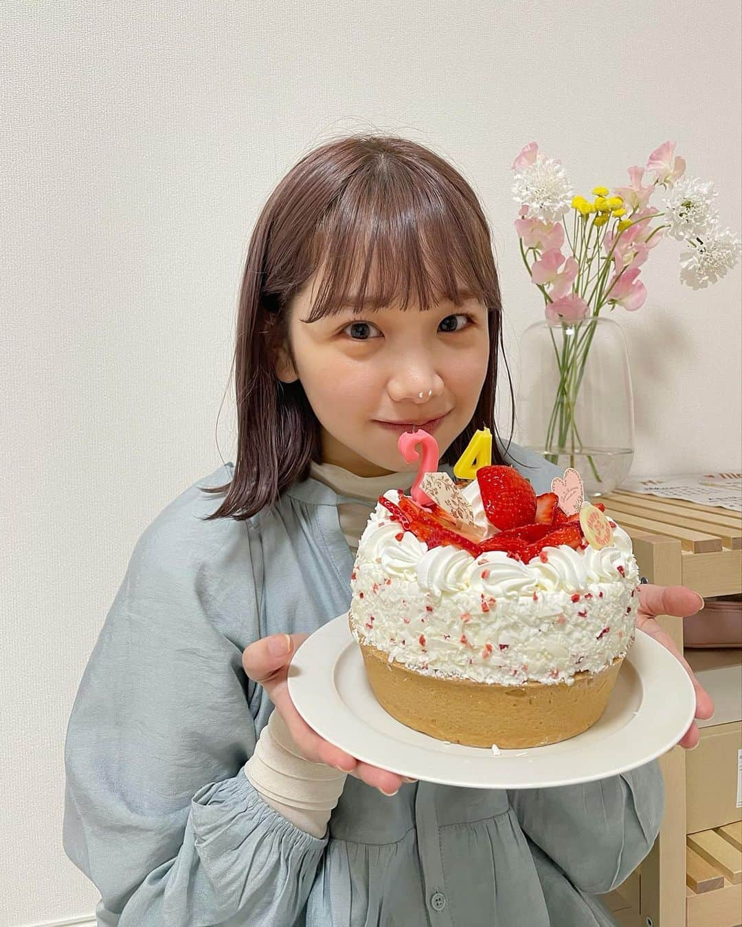 きりまるさんのインスタグラム写真 - (きりまるInstagram)「. . 昨日だーーいすきな ももちゃがすこし遅めの お誕生日のお祝いしてくれた🎂♡ （たんじょう日は１月 ）  まさかこんな可愛いケーキ用意 してくれてると思ってなくて、ゆるい お泊まり会と思って行ったけん、 本気でびっくりしたありがとう嬉しい☺️♡  ももた以上にふわふわな女の子 みたことないのに、私よりも遥かに 彼氏みたいなイケメン行為ばっかり してくるけん、きゅんきゅんする🧑🏻🌷♡  お互いマイペースすぎて 時間ぴったりに待ち合わせたことないけど ゆるすぎて、すごい楽でたのしい🙃♡  昨日寝る前ふたりで お布団の中で、にんげんの皮膚から どうやって爪が出てくるんやろって 話で盛り上がりすぎて、気になりすぎて もやもやしながら寝た。はじめての経験。 wwwww🧏🏻‍♀️🤍  プレゼントまでありがとう！ らぶ☺️♡こんなにおもてなしして貰ったけん あの人の誕生日には家でも買ってやろうかな☺️✌🏻 . .」2月27日 21時14分 - kirimaruuu