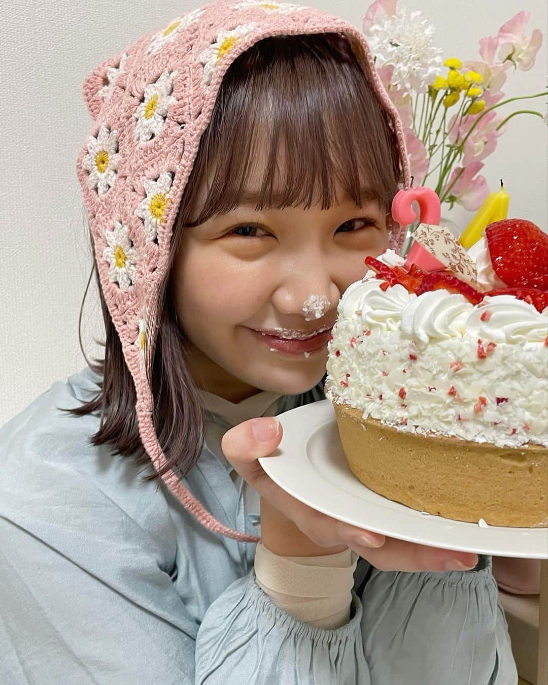 きりまるさんのインスタグラム写真 - (きりまるInstagram)「. . 昨日だーーいすきな ももちゃがすこし遅めの お誕生日のお祝いしてくれた🎂♡ （たんじょう日は１月 ）  まさかこんな可愛いケーキ用意 してくれてると思ってなくて、ゆるい お泊まり会と思って行ったけん、 本気でびっくりしたありがとう嬉しい☺️♡  ももた以上にふわふわな女の子 みたことないのに、私よりも遥かに 彼氏みたいなイケメン行為ばっかり してくるけん、きゅんきゅんする🧑🏻🌷♡  お互いマイペースすぎて 時間ぴったりに待ち合わせたことないけど ゆるすぎて、すごい楽でたのしい🙃♡  昨日寝る前ふたりで お布団の中で、にんげんの皮膚から どうやって爪が出てくるんやろって 話で盛り上がりすぎて、気になりすぎて もやもやしながら寝た。はじめての経験。 wwwww🧏🏻‍♀️🤍  プレゼントまでありがとう！ らぶ☺️♡こんなにおもてなしして貰ったけん あの人の誕生日には家でも買ってやろうかな☺️✌🏻 . .」2月27日 21時14分 - kirimaruuu