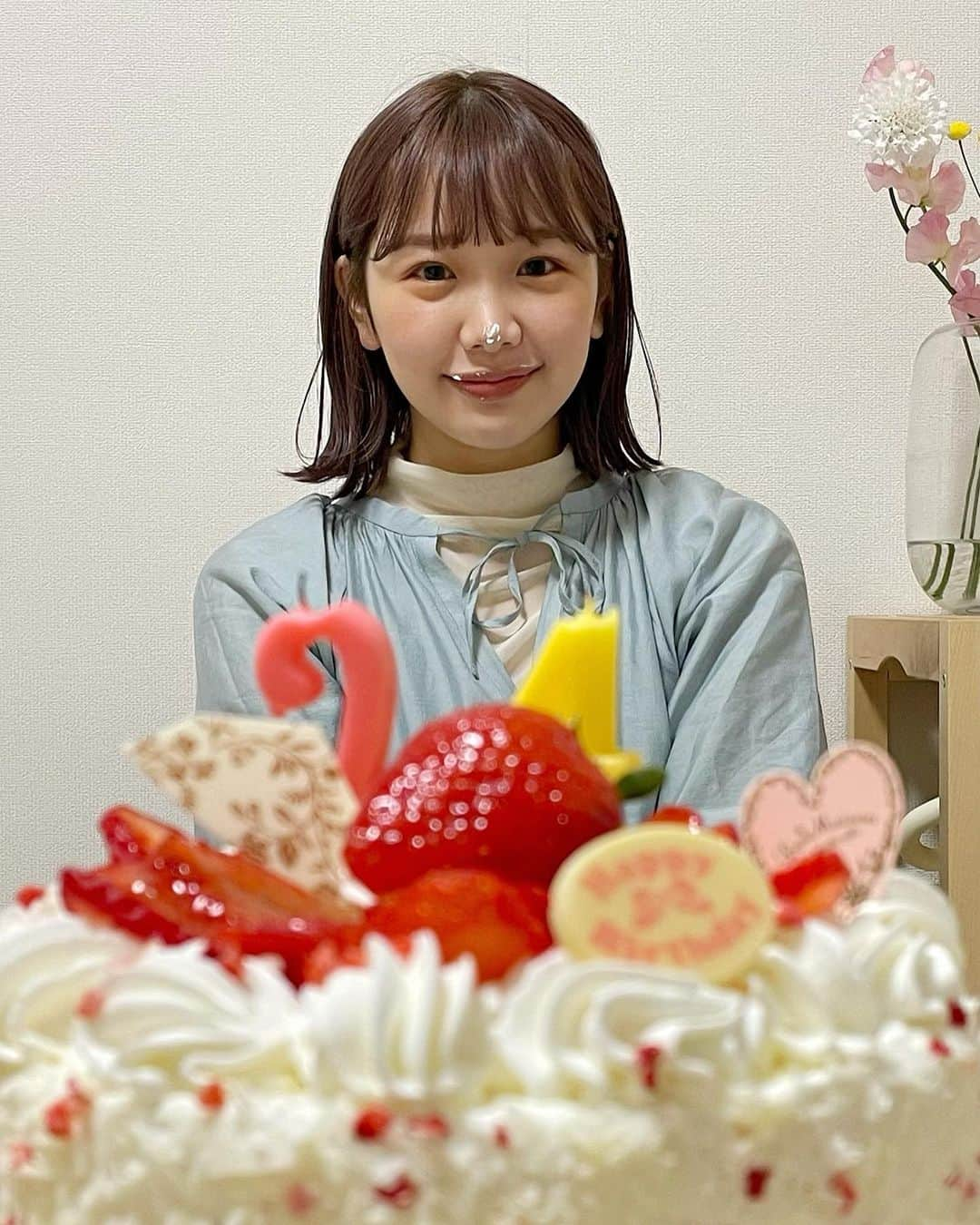 きりまるさんのインスタグラム写真 - (きりまるInstagram)「. . 昨日だーーいすきな ももちゃがすこし遅めの お誕生日のお祝いしてくれた🎂♡ （たんじょう日は１月 ）  まさかこんな可愛いケーキ用意 してくれてると思ってなくて、ゆるい お泊まり会と思って行ったけん、 本気でびっくりしたありがとう嬉しい☺️♡  ももた以上にふわふわな女の子 みたことないのに、私よりも遥かに 彼氏みたいなイケメン行為ばっかり してくるけん、きゅんきゅんする🧑🏻🌷♡  お互いマイペースすぎて 時間ぴったりに待ち合わせたことないけど ゆるすぎて、すごい楽でたのしい🙃♡  昨日寝る前ふたりで お布団の中で、にんげんの皮膚から どうやって爪が出てくるんやろって 話で盛り上がりすぎて、気になりすぎて もやもやしながら寝た。はじめての経験。 wwwww🧏🏻‍♀️🤍  プレゼントまでありがとう！ らぶ☺️♡こんなにおもてなしして貰ったけん あの人の誕生日には家でも買ってやろうかな☺️✌🏻 . .」2月27日 21時14分 - kirimaruuu