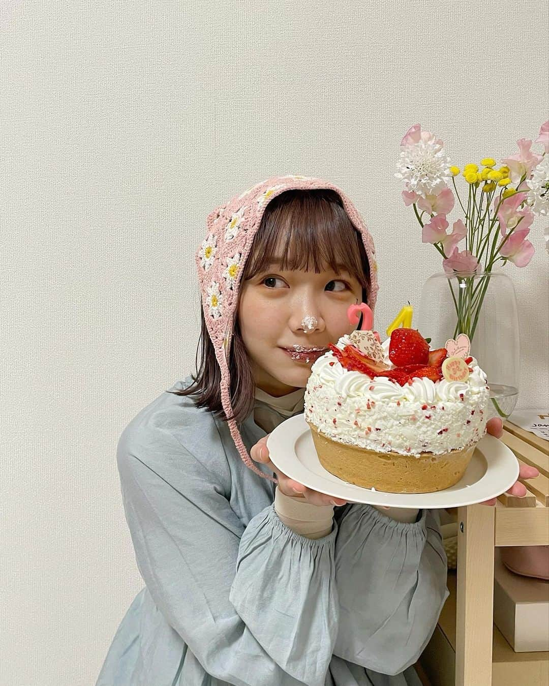 きりまるさんのインスタグラム写真 - (きりまるInstagram)「. . 昨日だーーいすきな ももちゃがすこし遅めの お誕生日のお祝いしてくれた🎂♡ （たんじょう日は１月 ）  まさかこんな可愛いケーキ用意 してくれてると思ってなくて、ゆるい お泊まり会と思って行ったけん、 本気でびっくりしたありがとう嬉しい☺️♡  ももた以上にふわふわな女の子 みたことないのに、私よりも遥かに 彼氏みたいなイケメン行為ばっかり してくるけん、きゅんきゅんする🧑🏻🌷♡  お互いマイペースすぎて 時間ぴったりに待ち合わせたことないけど ゆるすぎて、すごい楽でたのしい🙃♡  昨日寝る前ふたりで お布団の中で、にんげんの皮膚から どうやって爪が出てくるんやろって 話で盛り上がりすぎて、気になりすぎて もやもやしながら寝た。はじめての経験。 wwwww🧏🏻‍♀️🤍  プレゼントまでありがとう！ らぶ☺️♡こんなにおもてなしして貰ったけん あの人の誕生日には家でも買ってやろうかな☺️✌🏻 . .」2月27日 21時14分 - kirimaruuu