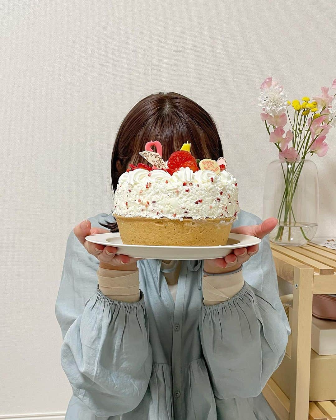 きりまるさんのインスタグラム写真 - (きりまるInstagram)「. . 昨日だーーいすきな ももちゃがすこし遅めの お誕生日のお祝いしてくれた🎂♡ （たんじょう日は１月 ）  まさかこんな可愛いケーキ用意 してくれてると思ってなくて、ゆるい お泊まり会と思って行ったけん、 本気でびっくりしたありがとう嬉しい☺️♡  ももた以上にふわふわな女の子 みたことないのに、私よりも遥かに 彼氏みたいなイケメン行為ばっかり してくるけん、きゅんきゅんする🧑🏻🌷♡  お互いマイペースすぎて 時間ぴったりに待ち合わせたことないけど ゆるすぎて、すごい楽でたのしい🙃♡  昨日寝る前ふたりで お布団の中で、にんげんの皮膚から どうやって爪が出てくるんやろって 話で盛り上がりすぎて、気になりすぎて もやもやしながら寝た。はじめての経験。 wwwww🧏🏻‍♀️🤍  プレゼントまでありがとう！ らぶ☺️♡こんなにおもてなしして貰ったけん あの人の誕生日には家でも買ってやろうかな☺️✌🏻 . .」2月27日 21時14分 - kirimaruuu