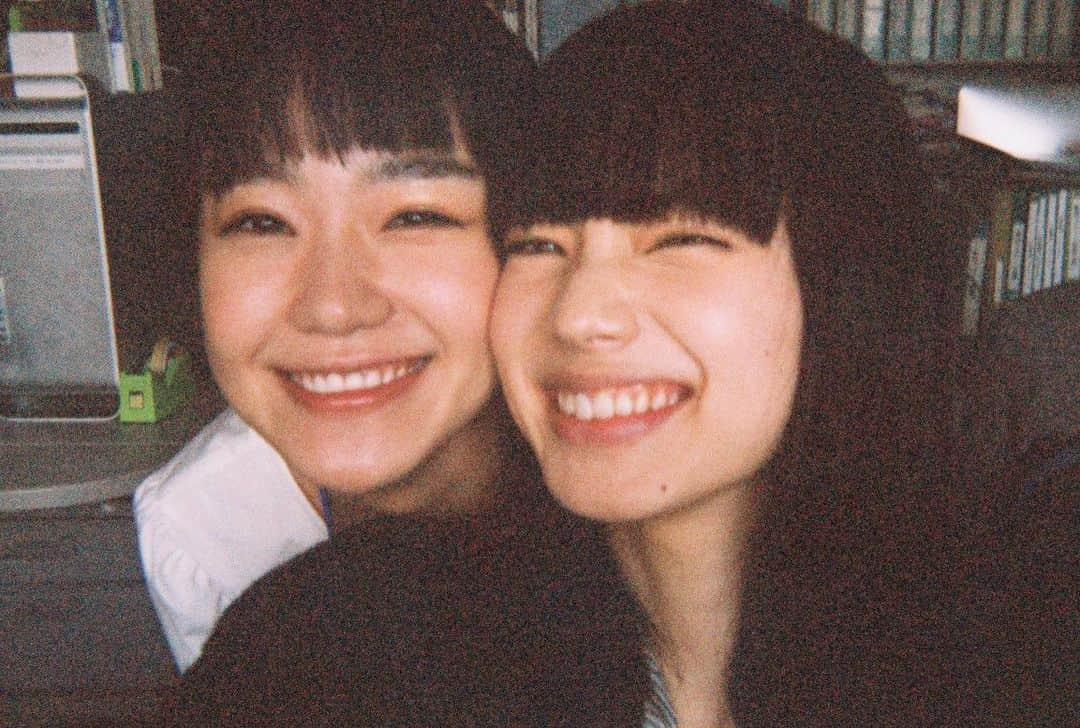 小松菜奈さんのインスタグラム写真 - (小松菜奈Instagram)「映画「余命10年」 いよいよ、公開まで1週間を切りました‼︎ 今日はなんだか撮影の日々を思い出すそんな1日でした🌸  そして、 映画「余命10年」の写真集が発売します‼︎ 本編を撮ってくれた、いまむー(今村さん)が今回全ての写真を撮ってくれました‼︎温度感が伝わってくる写真は見ていてついついニコニコしちゃいます☺︎ 1年と言う時間をかけて築いて来たからこそ、本編には映ってないみんなの姿が在ります。  私もこの写真集制作に携わらせていただいて ''この写真いれたいな〜'' ''こんな事してたっけ？笑''  ''あのときさ！'' ''懐かしいなぁ'' そんな会話をしながら楽しく愛を込めて作りました📚  静けさも、ときめきも、 温もりも流れゆく美しい四季と共に。 全てを写真集に閉じ込め、 私達の卒業アルバムみたいな大切な一冊。 是非、手に取って見てもらいたいです🎞 よろしくお願いします！  2022.02.27」2月27日 22時15分 - konichan7