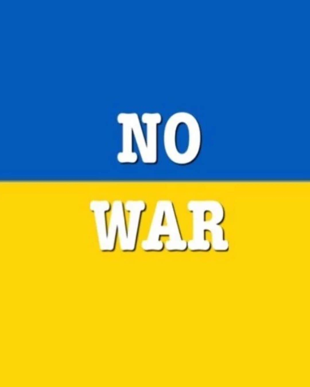 Leleponsさんのインスタグラム写真 - (LeleponsInstagram)「Pray for all of the innocent people that are dying because of the war🙏🏼🙏🏼🙏🏼 !! We stand by you! Bring back peace 🙏🏼🙏🏼 STOP WARS EVERYWHERE」2月28日 1時30分 - lelepons