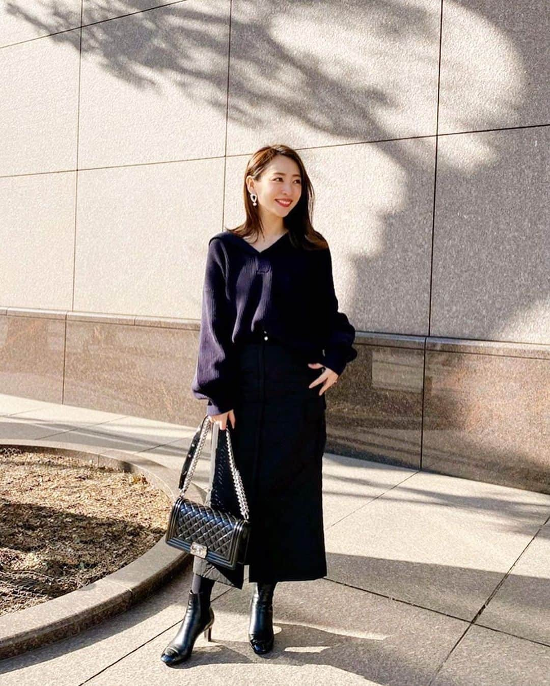 磯部奈央さんのインスタグラム写真 - (磯部奈央Instagram)「Coordinate♡ . 先日のコーディネート🖤 . . #tops … @o0u_official  #skirt … @cotorica.official  #bag …#chanel  #shoes ...#chanel  . . #o0u のニットは、一見シンプルそうで、後ろがセーラー襟になってて今年っぽい😊（4枚目） #cotorica のキルティングスカートは、キルティングなのに前スリットが入ってたりラインがキレイ‼️✨ウエストゴムもほんっとに楽ちんだから、すごい着回ししてます🖤 . .  #coordinate #ootd #instafashion #outfit #コーデ #シンプルコーデ #ファッション #コーディネート #カジュアル #ママコーデ」2月28日 9時37分 - nao_isobe729