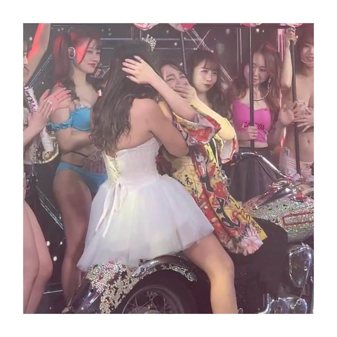 唐沢菜々江さんのインスタグラム写真 - (唐沢菜々江Instagram)「てんちむちゃんと大号泣の日😭💦 バーレスク東京 卒業‼️🎊💐 ㅤㅤㅤㅤㅤㅤㅤㅤㅤㅤㅤㅤㅤ チップ100万円⁉️のサプライズで バイク登場🏍✨した時に 泣き出したてんちむちゃんに 思いっきりもらい泣きして 大号泣しちゃいました🤣❣️ ㅤㅤㅤㅤㅤㅤㅤㅤㅤㅤㅤㅤㅤ 羽ばたいていくてんちむちゃんを 一生応援しております✊🏻😤✨ 本当にトリプルワークお疲れ様でした😌‼️ ㅤㅤㅤㅤㅤㅤㅤㅤㅤㅤㅤㅤㅤ 5枚目は彩花ゆいママと クラブNanaeの杏梨ちゃん💓 ご一緒にありがとうございました☺️❣️ ㅤㅤㅤㅤㅤㅤㅤㅤㅤㅤㅤㅤㅤ 撮影の時はフェイスガードを 外させていただいております☺️ ㅤㅤㅤㅤㅤㅤㅤㅤㅤㅤㅤㅤㅤ *・。*゜・。・o゜・。*゜・。・o*゜・。*゜・。・  YouTube【銀座ななえチャンネル】では、 Instagramでお伝えしきれない 様々な情報を発信しています‼️ プロフィールのURLをタップしてね🤗‼️ @nanae.karasawa  *・。*゜・。・o゜・。*゜・。・o*゜・。*゜・。・ ㅤㅤㅤㅤㅤㅤㅤㅤㅤㅤㅤㅤㅤ #愛天華 #てんちむ #バーレスク東京 #バーレスク #バーレスク卒業 #soumei #サプライズ #チップ #六本木 #六本木バー #ステージ #バイク #彩花ゆい #杏梨 #銀座ママ #銀座ホステス #唐沢菜々江 #ななえママ #菜々江ママ #クラブNanae #銀座ななえ #銀座 #クラブ #銀座クラブ #youtube #ユーチューブ #youtuber #ユーチューバー #銀座ななえチャンネル」2月28日 10時22分 - nanae.karasawa
