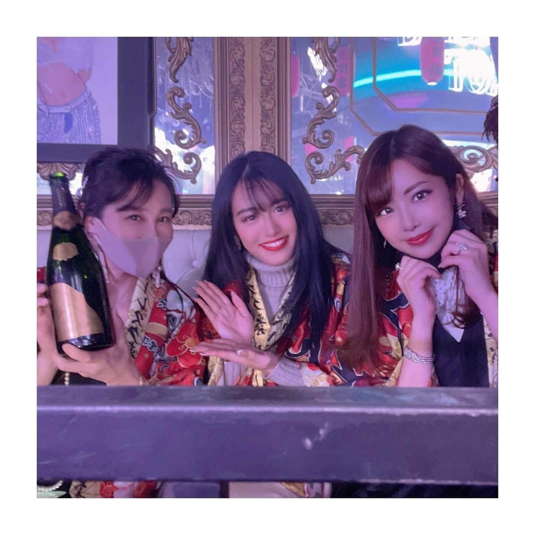 唐沢菜々江さんのインスタグラム写真 - (唐沢菜々江Instagram)「てんちむちゃんと大号泣の日😭💦 バーレスク東京 卒業‼️🎊💐 ㅤㅤㅤㅤㅤㅤㅤㅤㅤㅤㅤㅤㅤ チップ100万円⁉️のサプライズで バイク登場🏍✨した時に 泣き出したてんちむちゃんに 思いっきりもらい泣きして 大号泣しちゃいました🤣❣️ ㅤㅤㅤㅤㅤㅤㅤㅤㅤㅤㅤㅤㅤ 羽ばたいていくてんちむちゃんを 一生応援しております✊🏻😤✨ 本当にトリプルワークお疲れ様でした😌‼️ ㅤㅤㅤㅤㅤㅤㅤㅤㅤㅤㅤㅤㅤ 5枚目は彩花ゆいママと クラブNanaeの杏梨ちゃん💓 ご一緒にありがとうございました☺️❣️ ㅤㅤㅤㅤㅤㅤㅤㅤㅤㅤㅤㅤㅤ 撮影の時はフェイスガードを 外させていただいております☺️ ㅤㅤㅤㅤㅤㅤㅤㅤㅤㅤㅤㅤㅤ *・。*゜・。・o゜・。*゜・。・o*゜・。*゜・。・  YouTube【銀座ななえチャンネル】では、 Instagramでお伝えしきれない 様々な情報を発信しています‼️ プロフィールのURLをタップしてね🤗‼️ @nanae.karasawa  *・。*゜・。・o゜・。*゜・。・o*゜・。*゜・。・ ㅤㅤㅤㅤㅤㅤㅤㅤㅤㅤㅤㅤㅤ #愛天華 #てんちむ #バーレスク東京 #バーレスク #バーレスク卒業 #soumei #サプライズ #チップ #六本木 #六本木バー #ステージ #バイク #彩花ゆい #杏梨 #銀座ママ #銀座ホステス #唐沢菜々江 #ななえママ #菜々江ママ #クラブNanae #銀座ななえ #銀座 #クラブ #銀座クラブ #youtube #ユーチューブ #youtuber #ユーチューバー #銀座ななえチャンネル」2月28日 10時22分 - nanae.karasawa