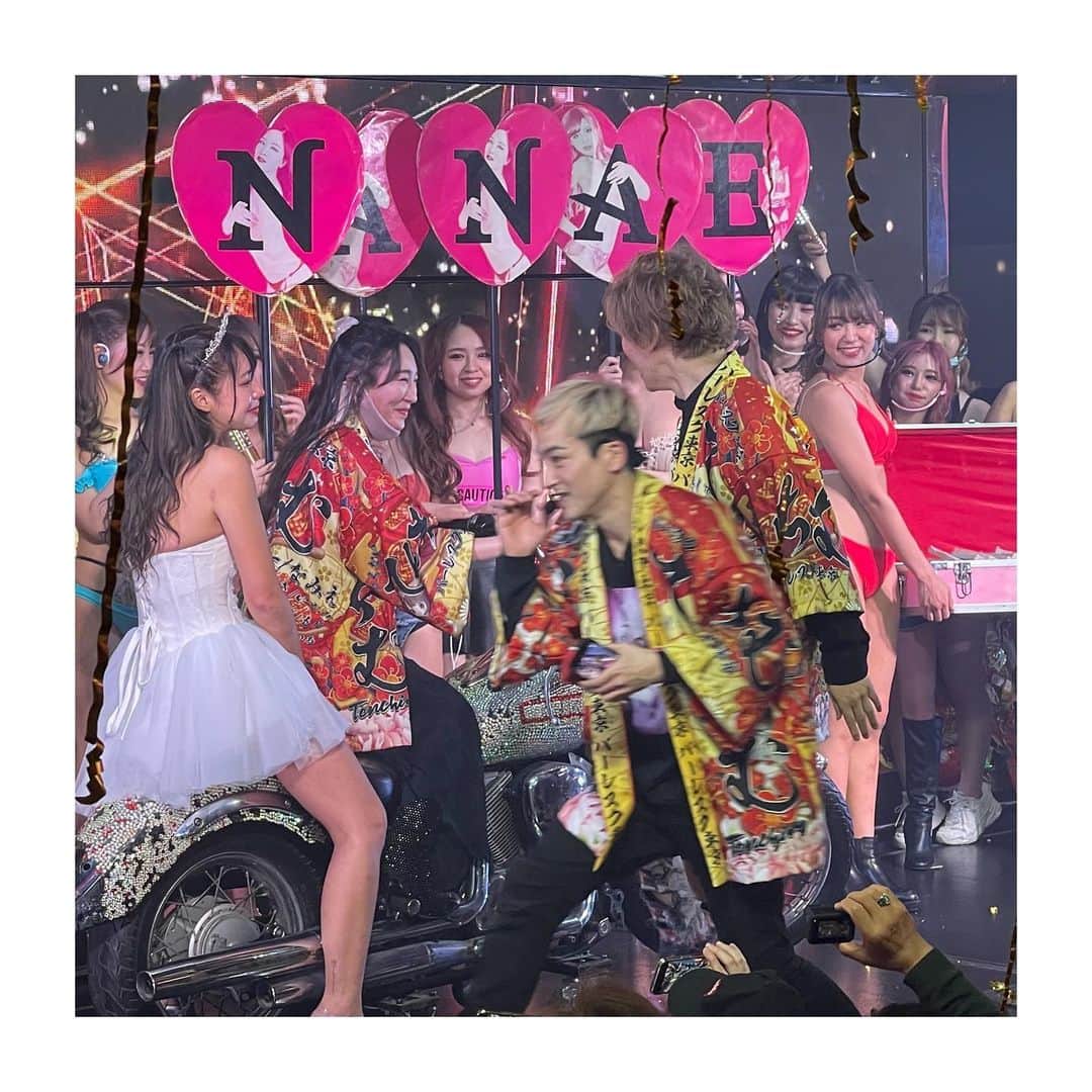 唐沢菜々江さんのインスタグラム写真 - (唐沢菜々江Instagram)「てんちむちゃんと大号泣の日😭💦 バーレスク東京 卒業‼️🎊💐 ㅤㅤㅤㅤㅤㅤㅤㅤㅤㅤㅤㅤㅤ チップ100万円⁉️のサプライズで バイク登場🏍✨した時に 泣き出したてんちむちゃんに 思いっきりもらい泣きして 大号泣しちゃいました🤣❣️ ㅤㅤㅤㅤㅤㅤㅤㅤㅤㅤㅤㅤㅤ 羽ばたいていくてんちむちゃんを 一生応援しております✊🏻😤✨ 本当にトリプルワークお疲れ様でした😌‼️ ㅤㅤㅤㅤㅤㅤㅤㅤㅤㅤㅤㅤㅤ 5枚目は彩花ゆいママと クラブNanaeの杏梨ちゃん💓 ご一緒にありがとうございました☺️❣️ ㅤㅤㅤㅤㅤㅤㅤㅤㅤㅤㅤㅤㅤ 撮影の時はフェイスガードを 外させていただいております☺️ ㅤㅤㅤㅤㅤㅤㅤㅤㅤㅤㅤㅤㅤ *・。*゜・。・o゜・。*゜・。・o*゜・。*゜・。・  YouTube【銀座ななえチャンネル】では、 Instagramでお伝えしきれない 様々な情報を発信しています‼️ プロフィールのURLをタップしてね🤗‼️ @nanae.karasawa  *・。*゜・。・o゜・。*゜・。・o*゜・。*゜・。・ ㅤㅤㅤㅤㅤㅤㅤㅤㅤㅤㅤㅤㅤ #愛天華 #てんちむ #バーレスク東京 #バーレスク #バーレスク卒業 #soumei #サプライズ #チップ #六本木 #六本木バー #ステージ #バイク #彩花ゆい #杏梨 #銀座ママ #銀座ホステス #唐沢菜々江 #ななえママ #菜々江ママ #クラブNanae #銀座ななえ #銀座 #クラブ #銀座クラブ #youtube #ユーチューブ #youtuber #ユーチューバー #銀座ななえチャンネル」2月28日 10時22分 - nanae.karasawa