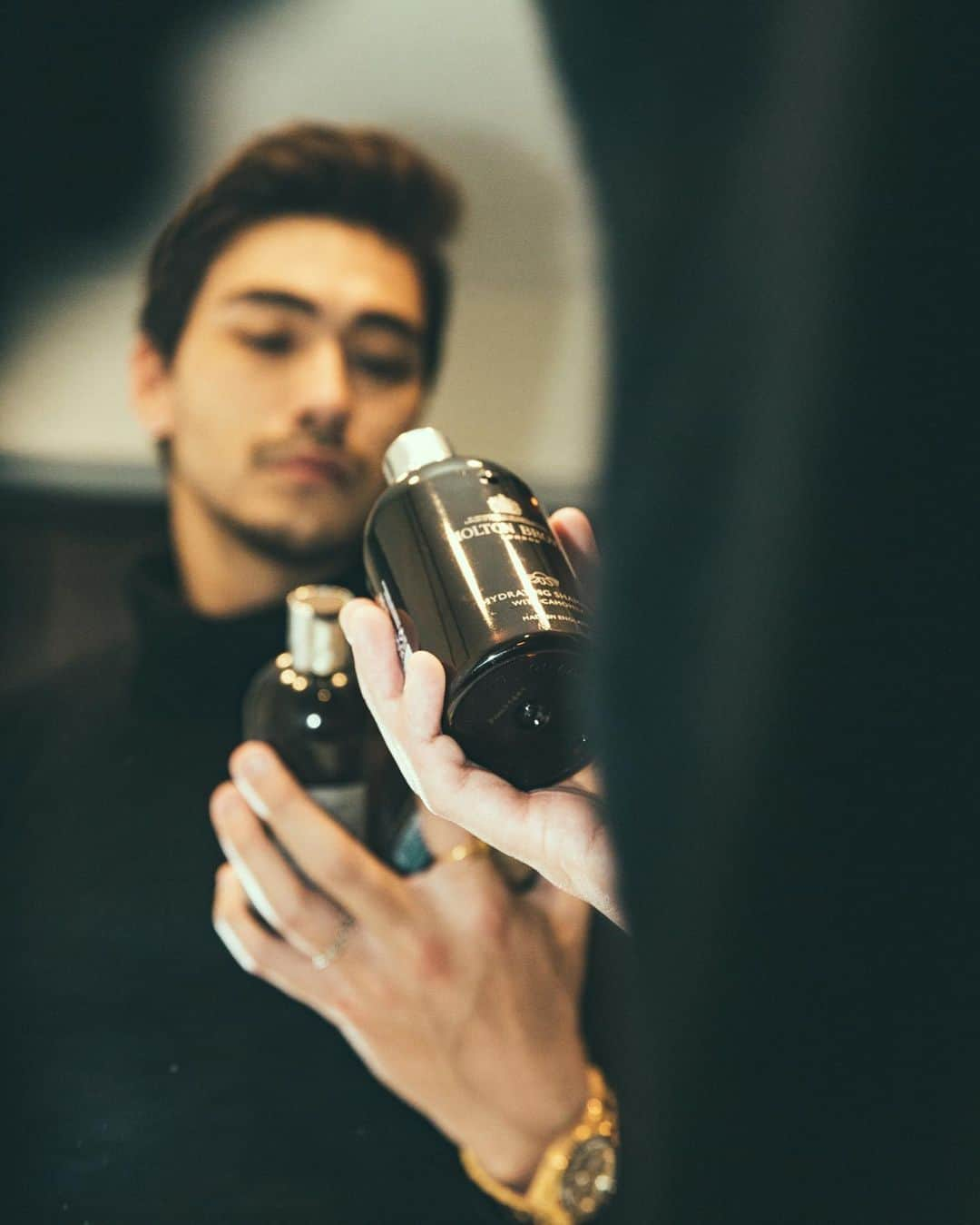 石倉ノアさんのインスタグラム写真 - (石倉ノアInstagram)「@moltonbrownjapanから発売されてるシャンプーとリンスのシリーズカモミール☺️ 自分の髪質がわりと乾燥しやすいんやけどこれは洗いあがりがしっとりしてて香りが良い。カモミールやからフローラルな感じでレモンゼスト🍋の爽やかさもあるからメンズにも凄くいい。 しかもそのハーブは殺虫剤を使わない地球に優しい環境で栽培されたものみたい🌍 2月28日（月）までの期間限定で青山骨董通りにあるヴァルカナイズロンドン1Fエントランスで実際にボタニカルヘアコレクションが見れて、購入もできるイベントをしてるらしいから興味ある人は是非✨ . .. #PR #ボタニカルヘアケア #モルトンブラウン #ヘアケア#themoltonbrownmuseum」2月28日 14時55分 - zeppelin.noah