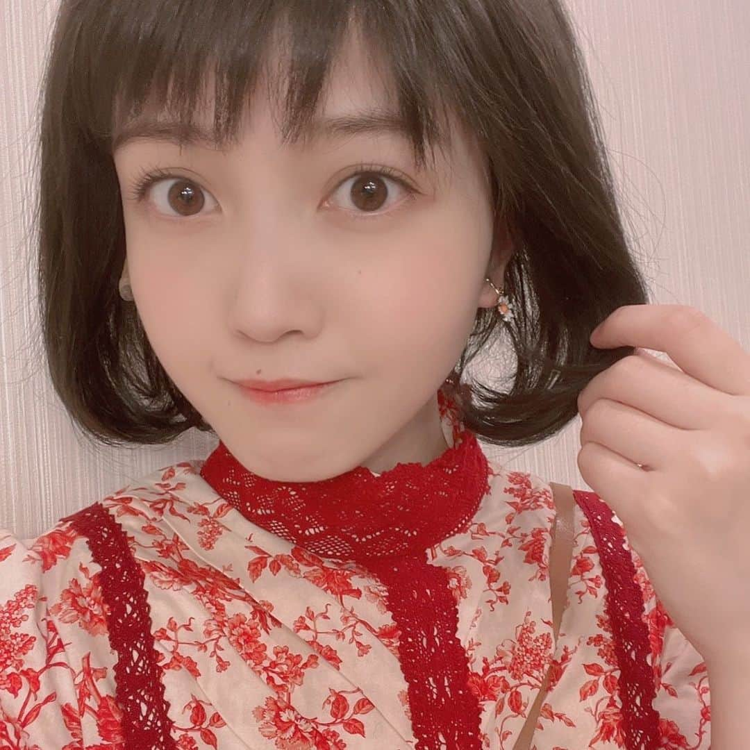 久保史緒里さんのインスタグラム写真 - (久保史緒里Instagram)「. ちょっと昔の思い出を。 舞台『夜は短し歩けよ乙女』 Blu-rayが届いて、 当時の映像を振り返りました。 懐かしいなあ。楽しかったなあ。 黒髪の乙女を演じていた期間は、 とにかく前向きで、 むんと胸を張ってました。　 当時は19歳。 お酒の味を知らなかった私も、 大人になりました。 宝石のように 美しく輝く期間だったなあ。 こうして出逢ったのも何かのご縁。  #夜は短し歩けよ乙女」2月28日 14時58分 - kubo.shiori.official