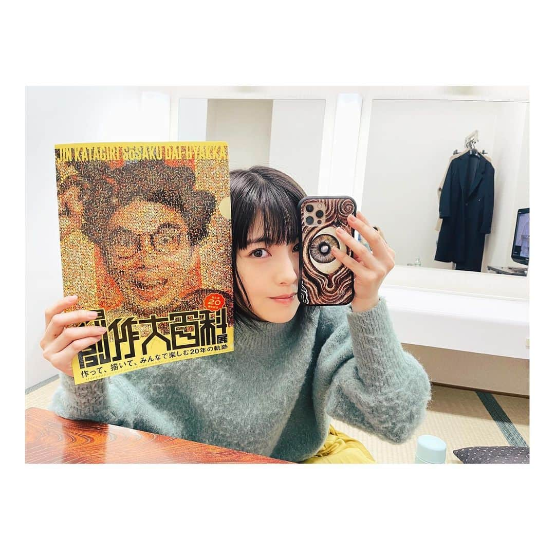 浜辺美波さんのインスタグラム写真 - (浜辺美波Instagram)「おつかれさまです! 本日は『ドクターホワイト』第7話放送ですよん🫔  第7話は瀧本美織さん演じる麻里亜先生の元彼が登場します… 麻里亜先生の愛らしさが溢れる回になっております🫔 そして白夜の過去も徐々に明らかになる第7話っ ぜひご覧ください🫔  写真はみおりんに撮っていただきましたー! 瀧本さん、美織さんよりも みおりんのほうがよいなあと言っていただいたので、ありがたく「みおりん」と呼ばせていただいております🫔 最初は呼ぶ度に毎回緊張していたのですが、みおりんのお優しさもありやっと慣れてきました🫔 でもみおりんと呼ぶ度に心がさーっと綺麗になる感覚があります そして2人ともゲラなのでずーっと笑っちゃてます🫔 だいすきです。  そして2枚目は最近お迎えした持ち歩きグッズ2個! 片桐仁さんのグッズ… 素敵な作品のお話をお聞きしていてSNSで作品をみていたら買えるものをあるようで即お迎えしました🫔 スマホケースとクリアファイル! ファイルはマネージャーさんとお揃いにしました笑 スマホケースは動物園で動物たちの視線をすごく集めることが出来るらしいです…動物園行きたくなりました🫔 サインもいただいてしまった… 大切にします🫔  ではでは第7話テレビでお会いしましょう🫔」2月28日 19時15分 - minami_hamabe.official