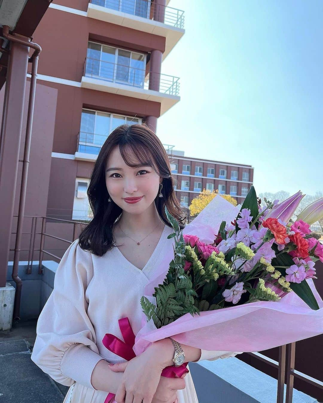 清里千聖さんのインスタグラム写真 - (清里千聖Instagram)「#🏫 今日は母校である聖霊中学･高等学校に　 高校3年生の生徒さんへ『働く女性』をテーマに 講師としてお話させていただきました🥺💗 毎日緊張してるけどいつもとは違う緊張感。。 久しぶりの学校はなんだかホッとしました😌💕 校舎は新しくなってたけど、担任の先生をはじめお世話になった先生方に会えて嬉しかった🥰💕 高校3年生のみなさんは卒業シーズン😌👏🏻 心からおめでとうございます🌸 （ツーショットはお世話になった当時の生徒指導の先生と🤣🤍） #💐」2月28日 19時31分 - chiseikiyosato