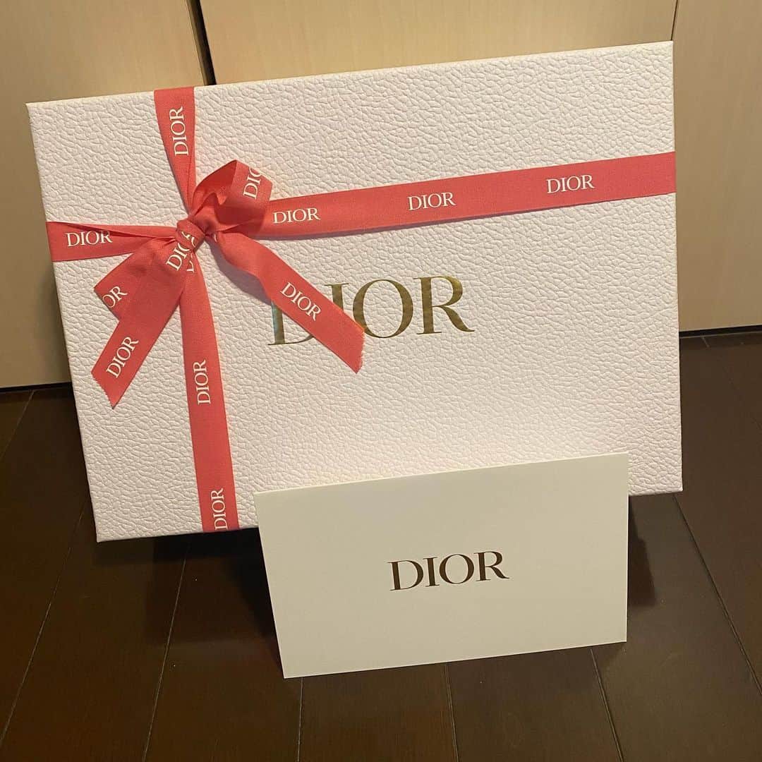 百合沙さんのインスタグラム写真 - (百合沙Instagram)「Diorってなんでこんなにテンション上がるんでしょうか… ファンの方からプレゼントいただきました✨ 大切に使います💕  #Dior #diorbeauty #プレゼント #ありがとう #感謝 #女子力 #センス最高です」2月28日 20時18分 - dorado.yurisa