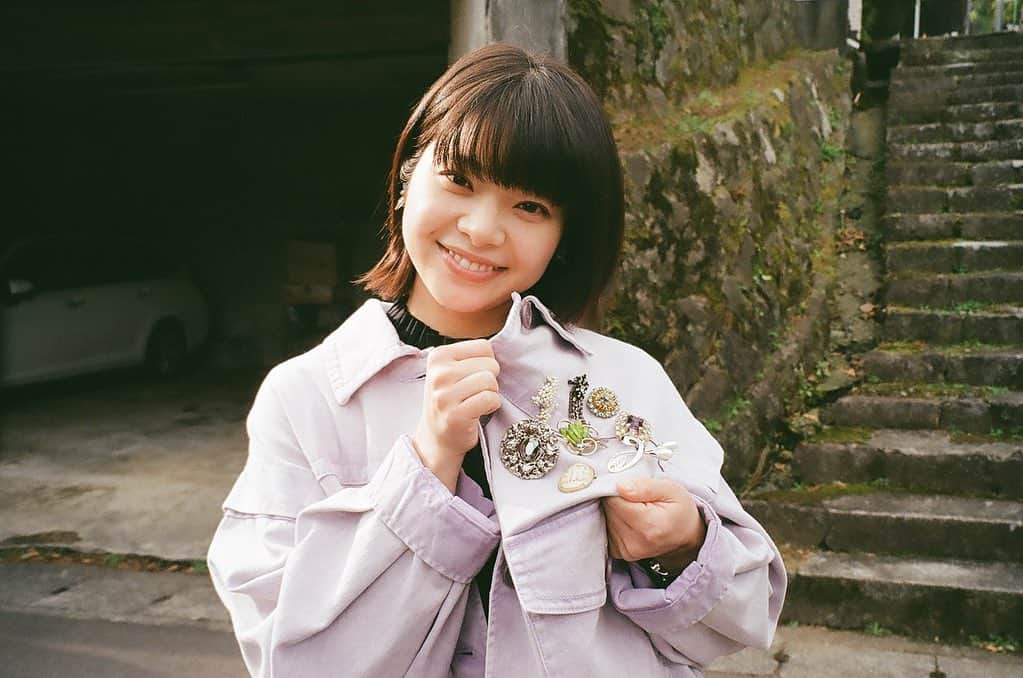 岸井ゆきのさんのインスタグラム写真 - (岸井ゆきのInstagram)「今夜10:45からNHK総合『 #恋せぬふたり 』 第六話放送です。  オリンピックで二週間おやすみでしたが第五話も観てくれてた方、有難うございます。 みんな同じじゃないから分かり合えたり分かり合えなかったりするでしょう、でもそんなことがあっても、思い続けていればいつかきっと、受け入れてはもらえなくとも分かってはもらえるんじゃないかとかそんなことを思います。だから思い続けていれば離れていても大丈夫。あまいかね。でも信じるのタダ。 世界はまるごと、愛であふれていてほしいです。  吉田恵輔監督、ムロツヨシさん主演の映画『 #神は見返りを求める 』の解禁もされました。実は2020年に撮ってたもので、え？2020年…いつ？はっきり言って信じがたい。何回か日付を、スケジュールを、確認しました。 解禁したチラ見せ予告映像はまだ二人ともあったかそうな世界でぬくぬくと、よくわからないけどたのしく動画を撮っているシーンでしたが、ここから…何か…。 吉田監督のファンの方は、このままでは終わらないのでは？と察しているようでうっきうきです。本予告をお楽しみに。  中川龍太郎監督作品、主演を務める『 #やがて海へと届く 』の本ビジュアルも解禁となりました。ポスターになったこのシーンへのスタッフさんの愛を感じます。こちらも早いもので4／1に公開です。 この映画に関してのインタビュウは始まっていて、すでにいくつかの媒体でお話しさせてもらっているので （ @yagate_movie )でチェキラしてください〜！！  みなさま元気ですか？わたしは撮影に行ったり映画観たりジム行ったり、公園でなんか、なんかわけもなく公園にいたりします。 変わらない毎日で確実に変わっていく感じですかね。だからなんだっていうんでしょう。  食べれるとき食べて時間があるとき眠ろう！ あ、今日はもしねむくなかったら10:45まで起きててくださあい！」2月28日 20時59分 - yukino_kishii