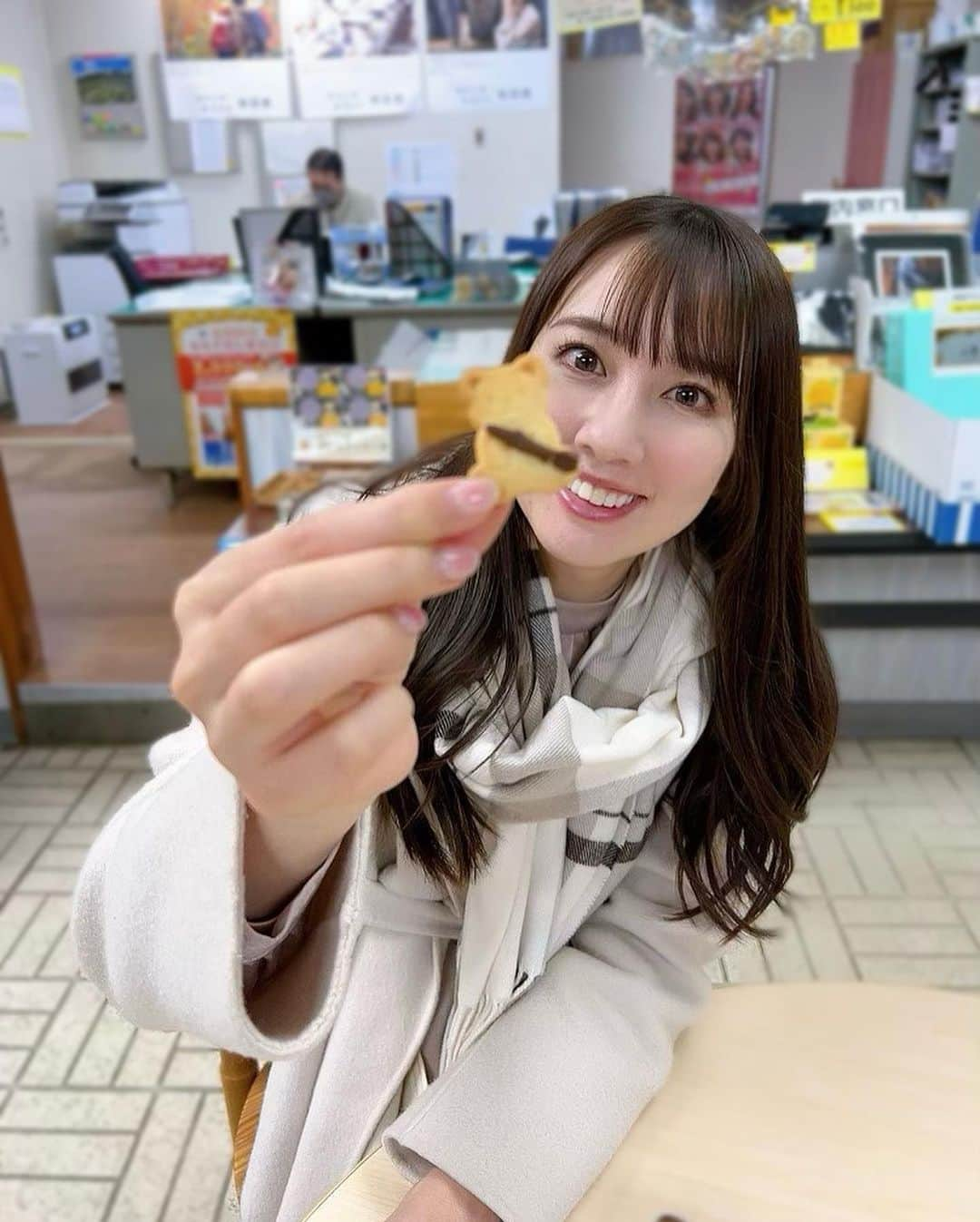 相場詩織さんのインスタグラム写真 - (相場詩織Instagram)「【秋田県北秋田市 発掘スイーツ🍰】 ⁡ 世界文化遺産「北海道・北東北の縄文遺跡群」の 一つ北秋田市にある伊勢堂岱遺跡✨ ⁡ 今伊勢堂岱遺跡周辺の菓子店さんや飲食店さんで お土産にぴったりの「発掘スイーツ」が 登場しているんです🥰 ⁡ この発掘スイーツは北秋田市観光物産協会さんが 縄文文化を多くの方々に美味しく楽しんでもらおうと、土偶をチョコにして美味しいスイーツとコラボさせているんです☺️ 私も土偶チョコを発掘してきましたよー✨ ⁡ まずは大館能代空港内にある カフェ ピッコロさんで キャラメルモカ縄文スペシャルをいただきました😍💓 ⁡ 伊勢堂岱縄文館から 車で約5分くらいなので歴史を学んだ後は 是非土偶チョコを発掘しに！ キャラメルモカにコーヒーゼリーの組み合わせが 最高です🥰 ⁡ そしてふみきり野カフェさんの 「北秋田クッキー缶」をお土産に🍪 (北秋田市観光案内所で購入しました！) 美味しくて可愛いクッキーが 缶いっぱいに入っていて、なんの土偶チョコが入っているかドキドキワクワクしました💓 ⁡ 発掘スイーツはまだまだありますので 皆様も是非楽しんでみて下さいね♩  #akita #kitaakita #odate #akitainu #visitjapan #visitakita #秋田 #空港 #秋田観光 #秋田スイーツ #発掘スイーツ #遺跡 #遺跡巡り #歴史 #秋田犬 #東北旅行  #行くぜ東北 #あきたびじょん #スイーツ巡り」2月28日 21時52分 - shioriaiba0801