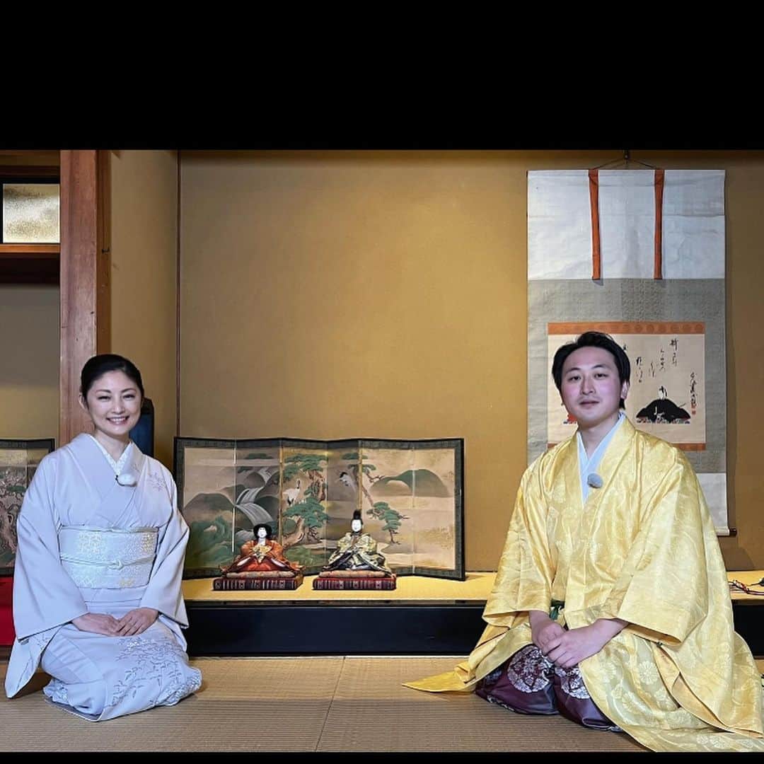 常盤貴子さんのインスタグラム写真 - (常盤貴子Instagram)「京都画報  今回のテーマは「御所文化の薫り」  京都のほぼ中心に位置する御所。 御所文化は、京都に住まう方々の心の中心でもあるのかもなぁ、と。  雅なお話、たくさん聞かせていただきました✨  衣紋道の山科さんが教えてくださった衣服を重ねた色合わせに名前があるお話、大好きでした！ その色を使ったマカロン♫ かさねの色を確認しながら…心と身体に記憶。なお美味しい✨  @honkeowariya  @miyawakibaisenan  @genhouin.kyoto  #COFFEEポケット」3月1日 3時45分 - takakotokiwa_official