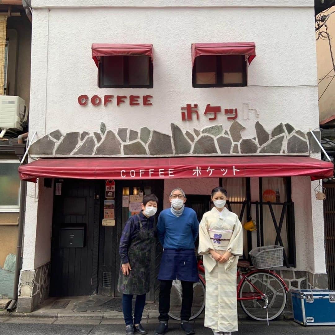 常盤貴子さんのインスタグラム写真 - (常盤貴子Instagram)「京都画報  今回のテーマは「御所文化の薫り」  京都のほぼ中心に位置する御所。 御所文化は、京都に住まう方々の心の中心でもあるのかもなぁ、と。  雅なお話、たくさん聞かせていただきました✨  衣紋道の山科さんが教えてくださった衣服を重ねた色合わせに名前があるお話、大好きでした！ その色を使ったマカロン♫ かさねの色を確認しながら…心と身体に記憶。なお美味しい✨  @honkeowariya  @miyawakibaisenan  @genhouin.kyoto  #COFFEEポケット」3月1日 3時45分 - takakotokiwa_official