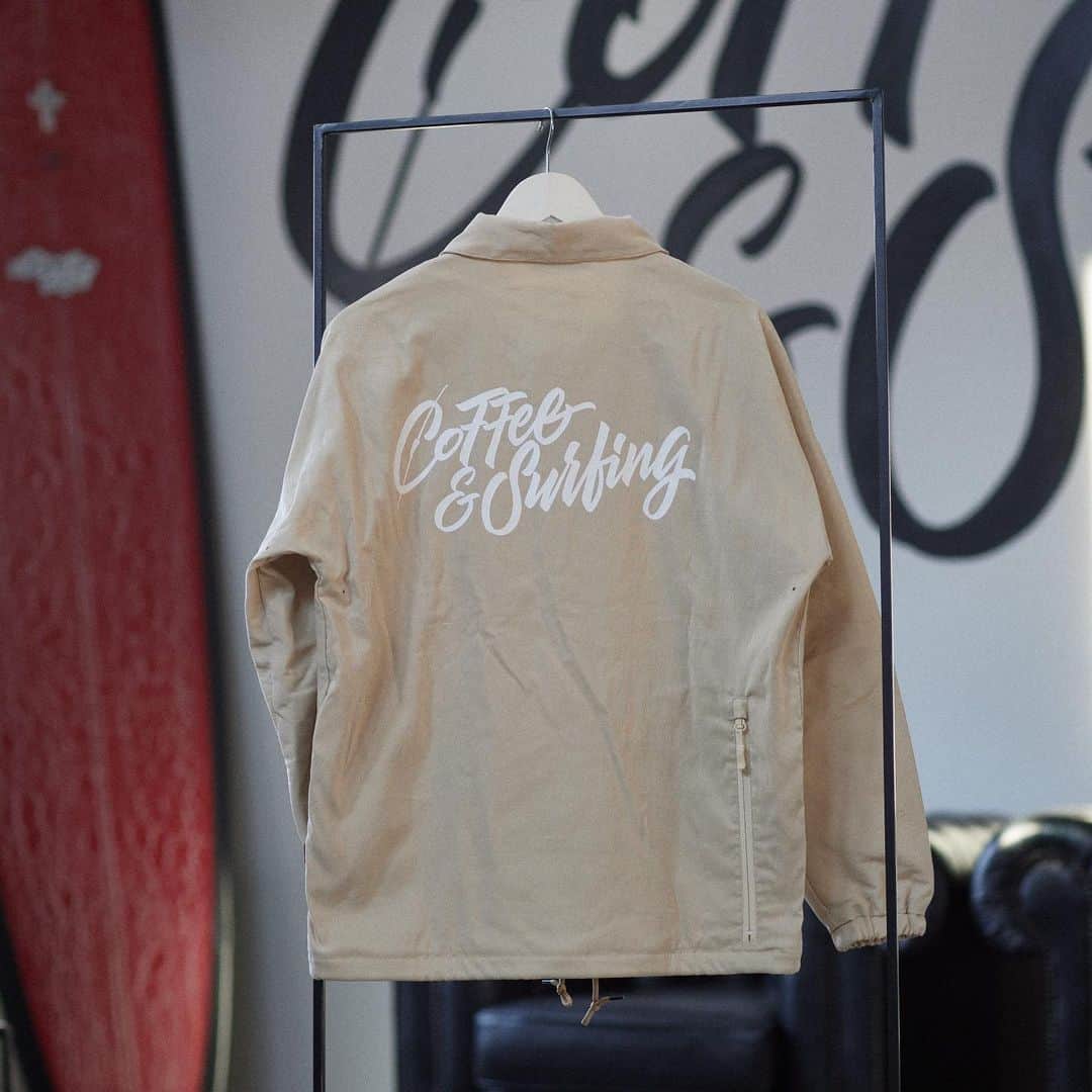 坂口憲二（THE RISING SUN COFFEE）さんのインスタグラム写真 - (坂口憲二（THE RISING SUN COFFEE）Instagram)「◆GOOD MORNING COFFEE‼︎◆  【COMING SOON】  TRSC×BLUCO ORIGINAL SPRING COACH JACKET (IVORY)S.M.L.XL  お馴染み千葉発リアルワークウェアブランドBLUCO @bluco.inc_official とのコラボ企画。  冬のボアコーチから派生した、春らしいコーチジャケットが完成しました。  こちら3月上旬の発売を予定しておりますのでお楽しみに！  therisingsuncoffee.com  #coffee #coffeebeans  #coffeeroaster  #coffeelab  #coffeeandsurfing  #coffeetime  #coffeelover  #coffeebreak  #coffeeshop  #coffeestand  #coffeeholic  #coffeehouse  #coffee_inst  #coffeemaker  #coffeeshops  #coffeecoffeecoffee  #coffeenclothes  #coffeeaddict  #coffeeculture  #coffeemorning  #coffeemag #specialitycoffee  #bluco  #TRSC」3月1日 7時18分 - therisingsuncoffee