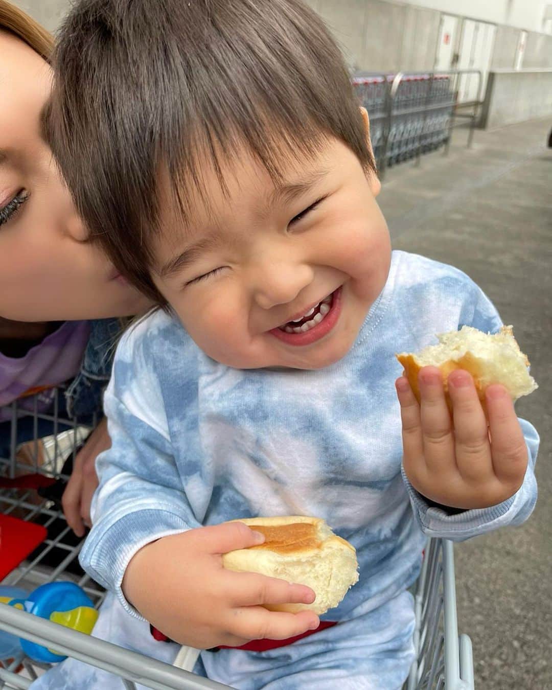 角田麻央さんのインスタグラム写真 - (角田麻央Instagram)「1歳9ヶ月🎉 私はこの子に会う為にやってきたんだなとよく思います。 この子には、私しかいないから頑張ります💜ほどほどに😌 これからもそのままの君で、元気いっぱいスクスクと🤝🌸 #1歳9ヶ月 #男の子ママ #愛息子 #ママライフ #コストコ #costco #記念日 #今回は車じゃなくてパンでした笑笑」3月1日 21時38分 - maotsunoda888